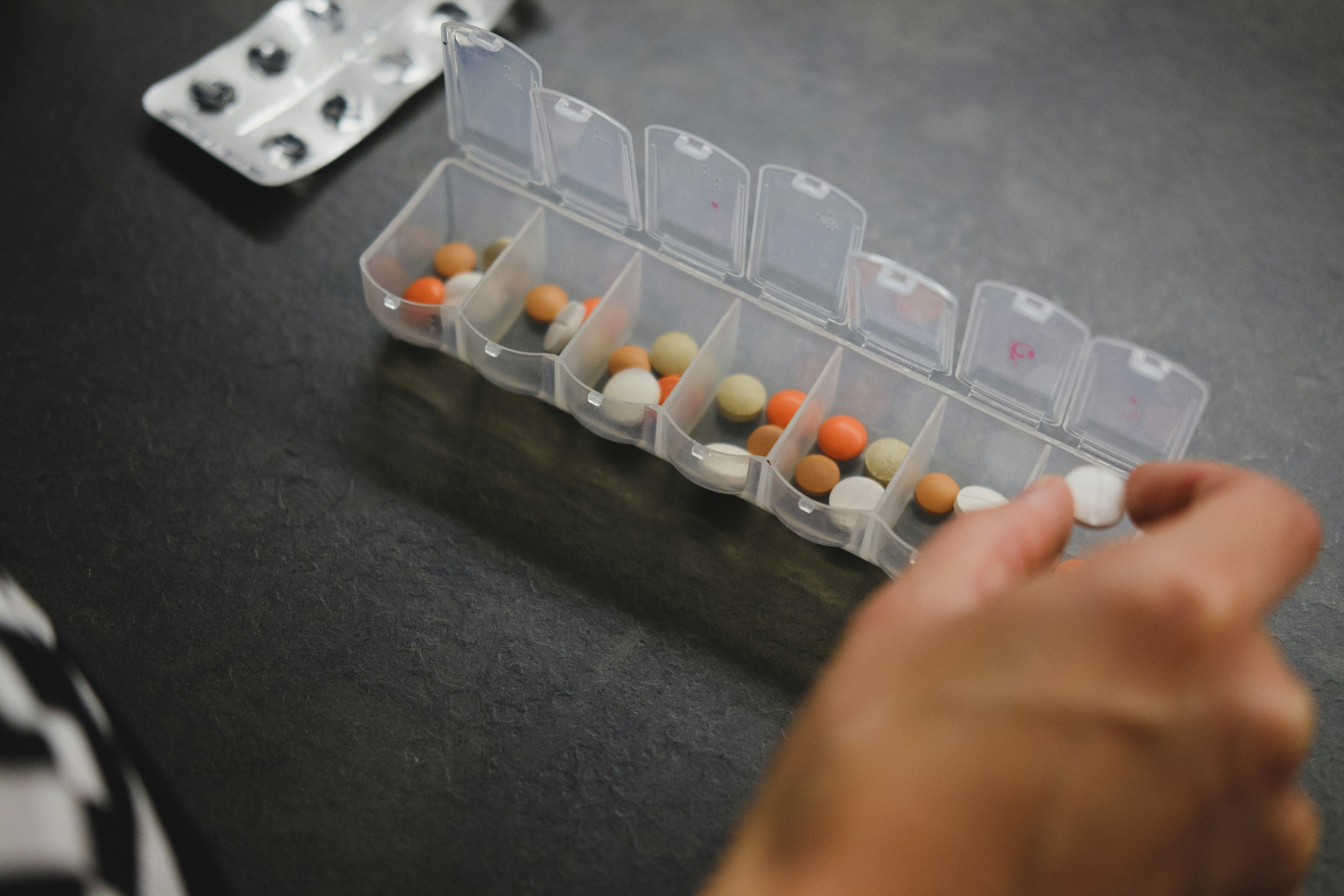 persona a punto de tomar medicina del organizador de medicina