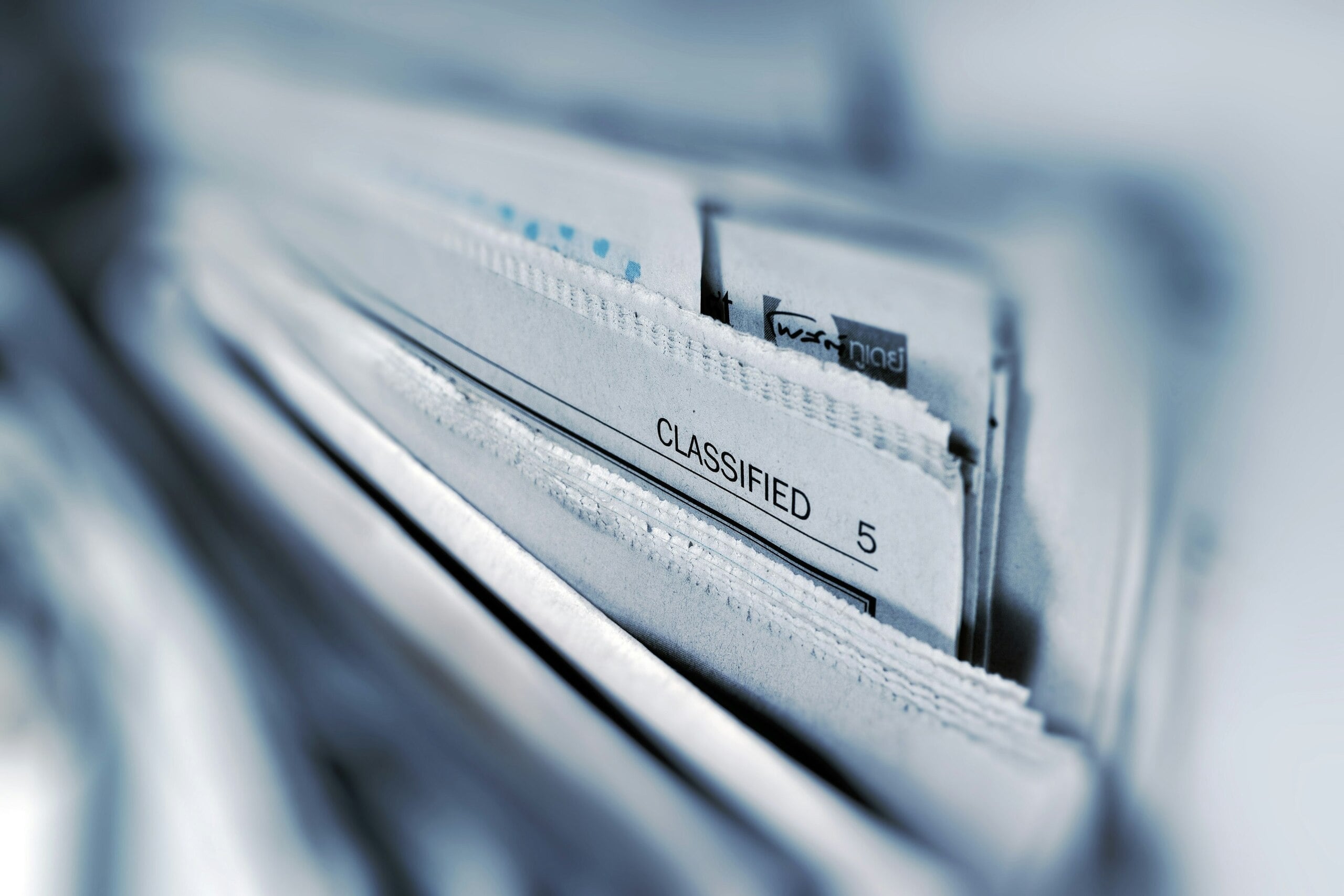 Primer plano de archivos clasificados confidenciales en carpeta de documentos