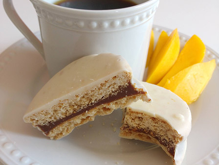 un par de macarons verdes apilados un par de macarons verdes apilados