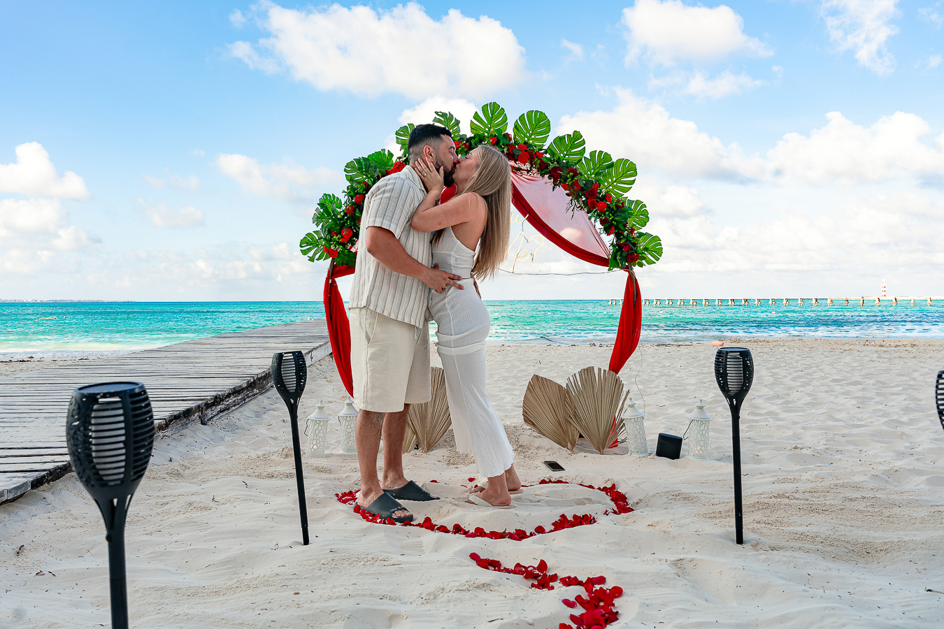 https://0201.nccdn.net/1_2/000/000/096/1c1/romantic-proposal-in-cancun-riu-cancun-allinclusive108.jpg.jpg