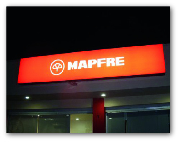 Caja de luz para la compañia de seguros Mapfre.