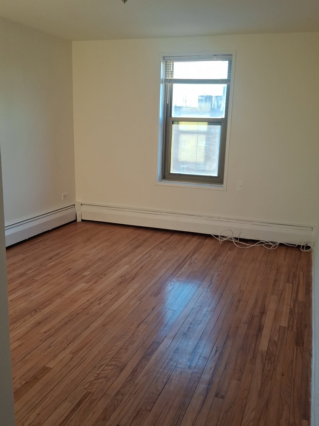 https://0201.nccdn.net/1_2/000/000/096/6a7/vacant-one-bedroom--bedroom.jpg