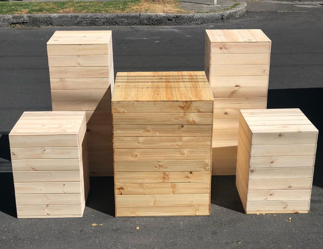 kit 5 Cubos Madera Natural
Principal 60x60cm
80CM Altura.
Alta 1,02 M Altura .41x41cm
Pequeña 58 CM Altura.41x41cm
$ 200.000