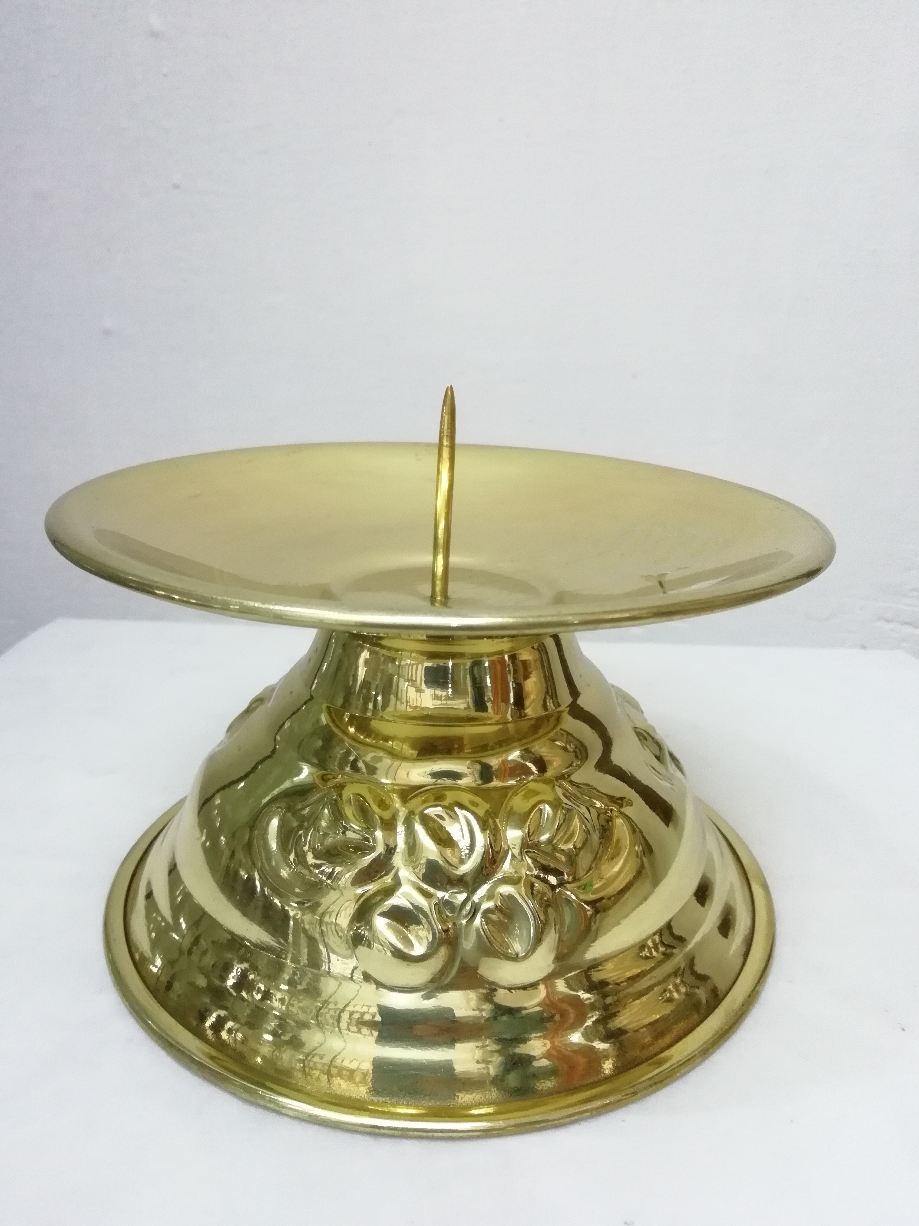 CANDELERO LATÓN BASE DE CLAVO 
diametro 12cm

preguntar por existencias.