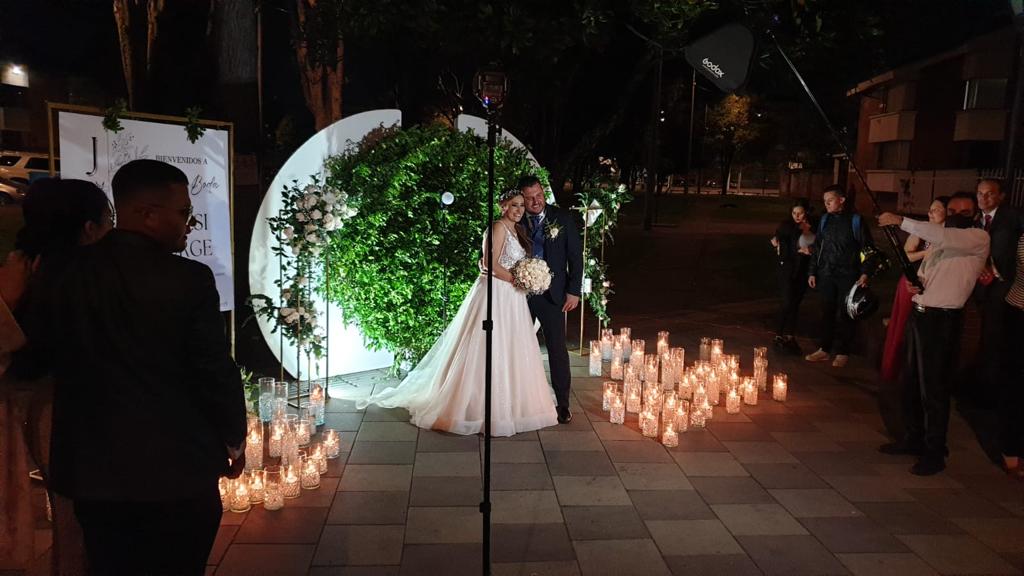 Arco de follaje $ 300.000
Alto 2.03m
Diametro 2m + Pared circular blanca 150.000