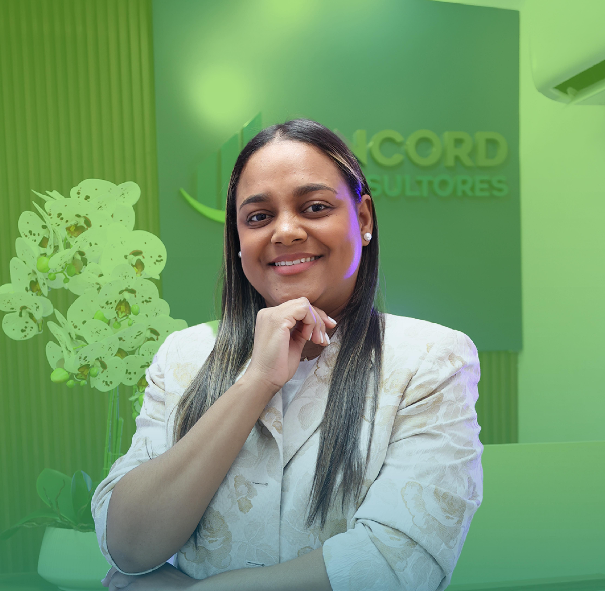 Mujer joven en entorno moderno con pantallas digitales difuminadas al fondo.
