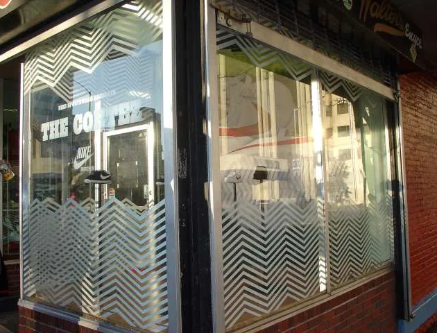WALTERS SHOE STORE
Vinyl Decals (Glass Wall)