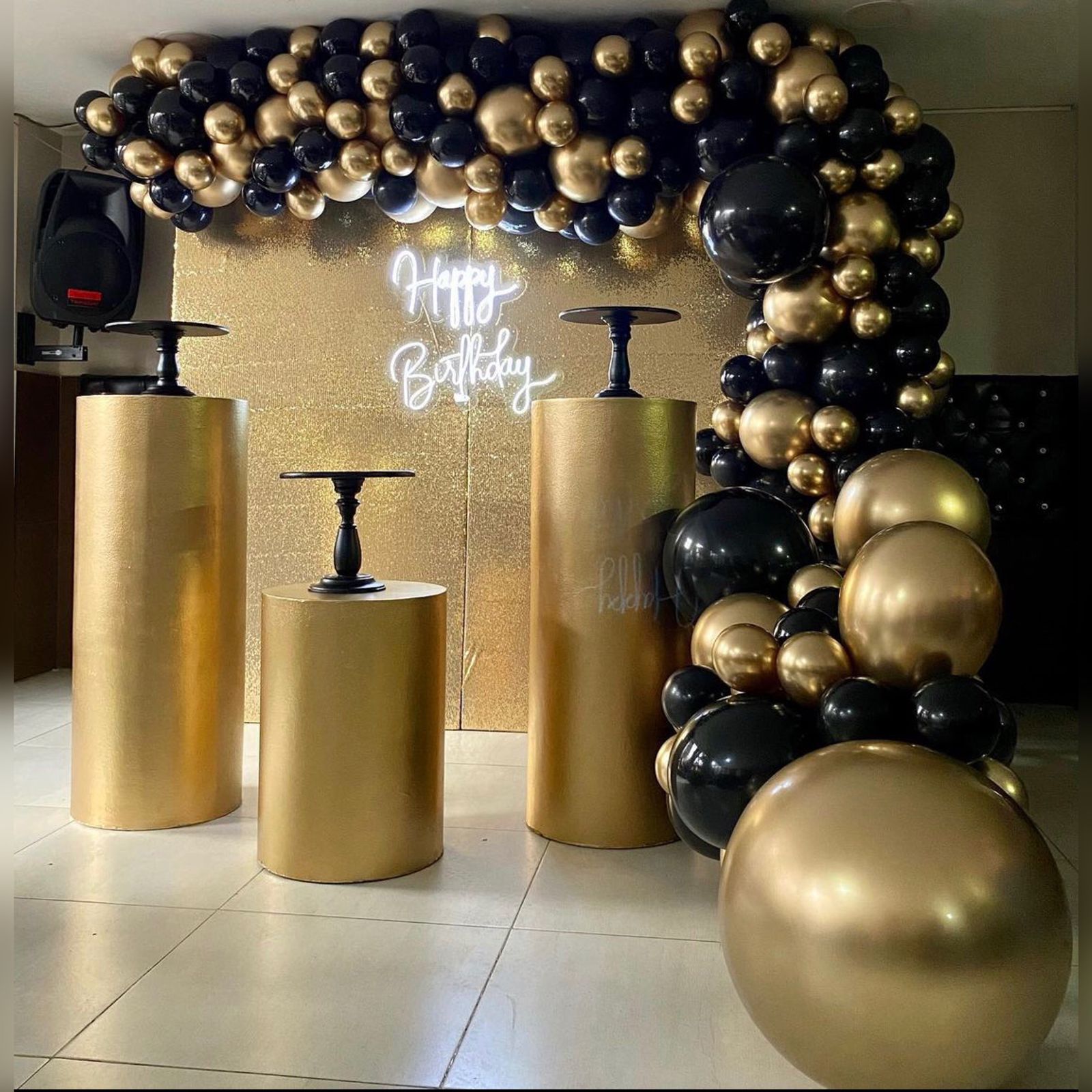 Altura 2.20m x 1.04m
Tapizado Dorado
$80.000
Por modulo, Imagen referencial 2
Letrero led $120.000