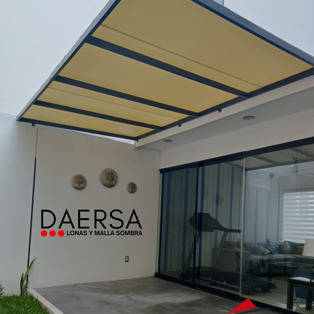 gato negro bostezando mientras está acostado en un suelo de madera negra