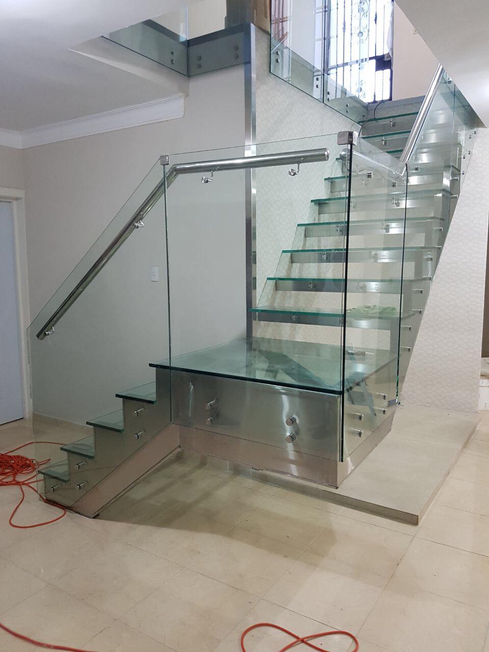 Residencia
Escalera en acero y vidrio