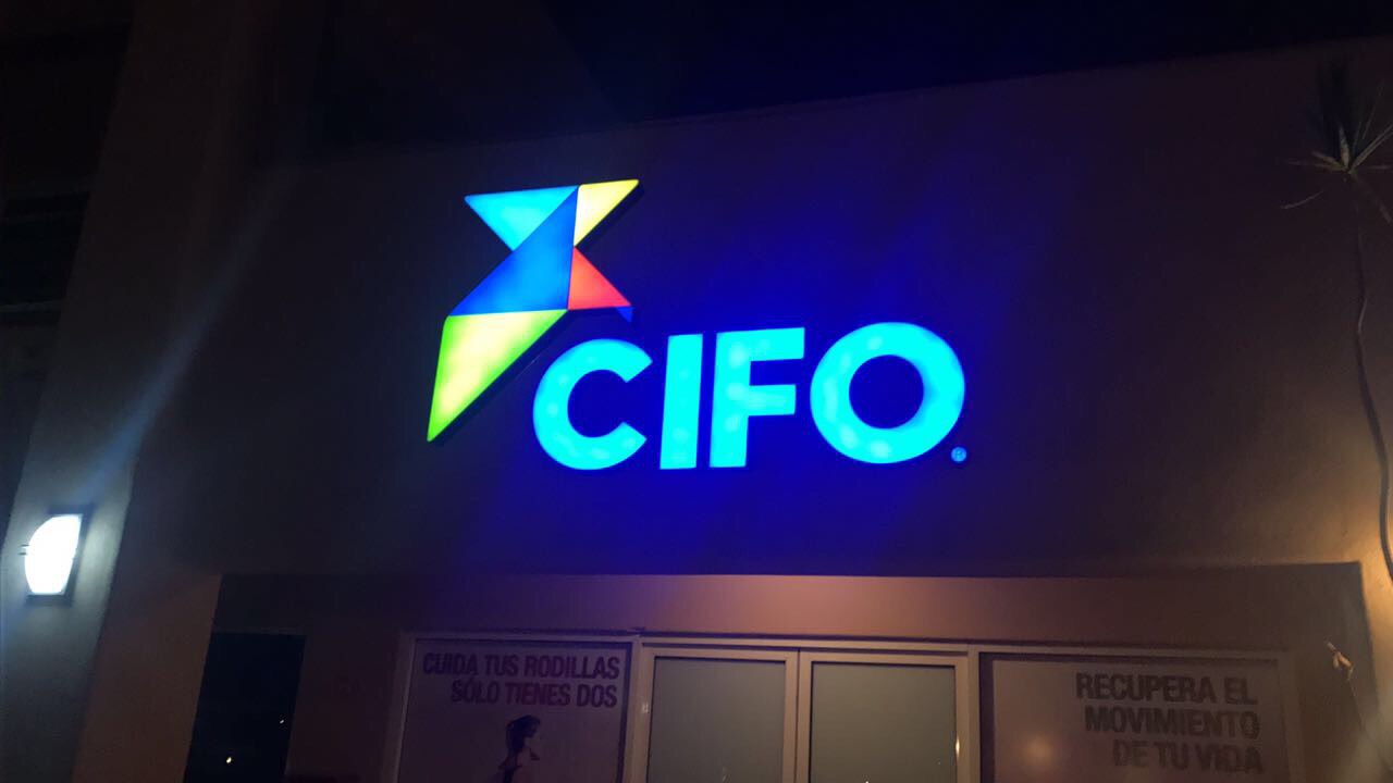 Anuncio en Acrilico de colores con Iluminacion Leds