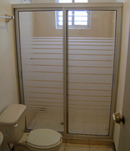 Cancel de baño con cristal.