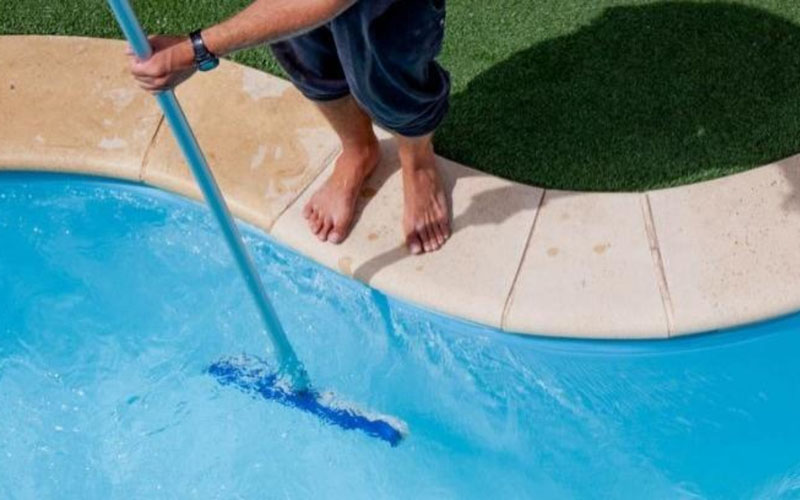 https://0201.nccdn.net/1_2/000/000/09a/435/limpiando-alberca.jpg