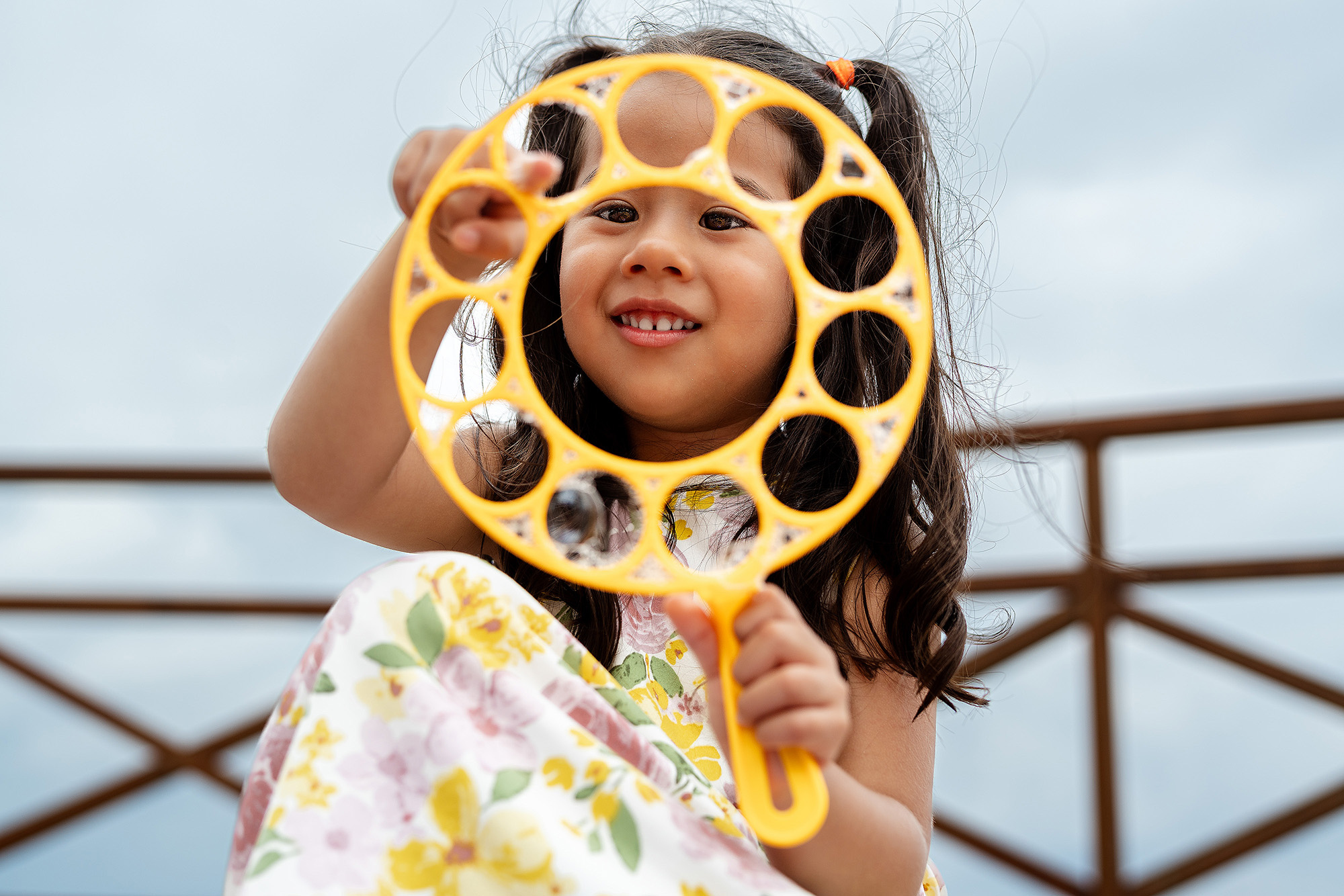Momento espontáneo de compromiso en Puerto Morelos, estilo documental y auténtico para bodas destino en México.