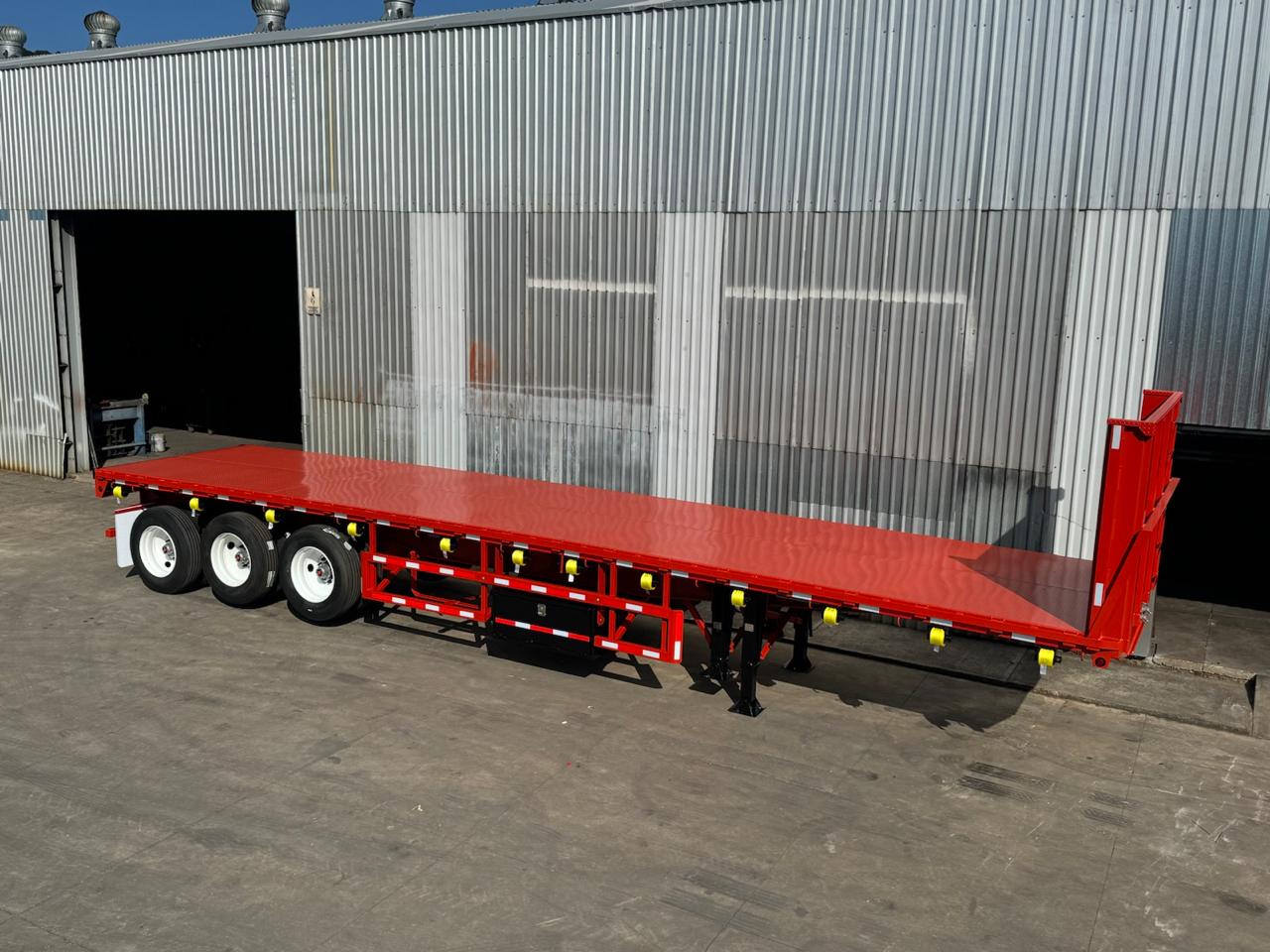 persona sujetando herramienta durante el día