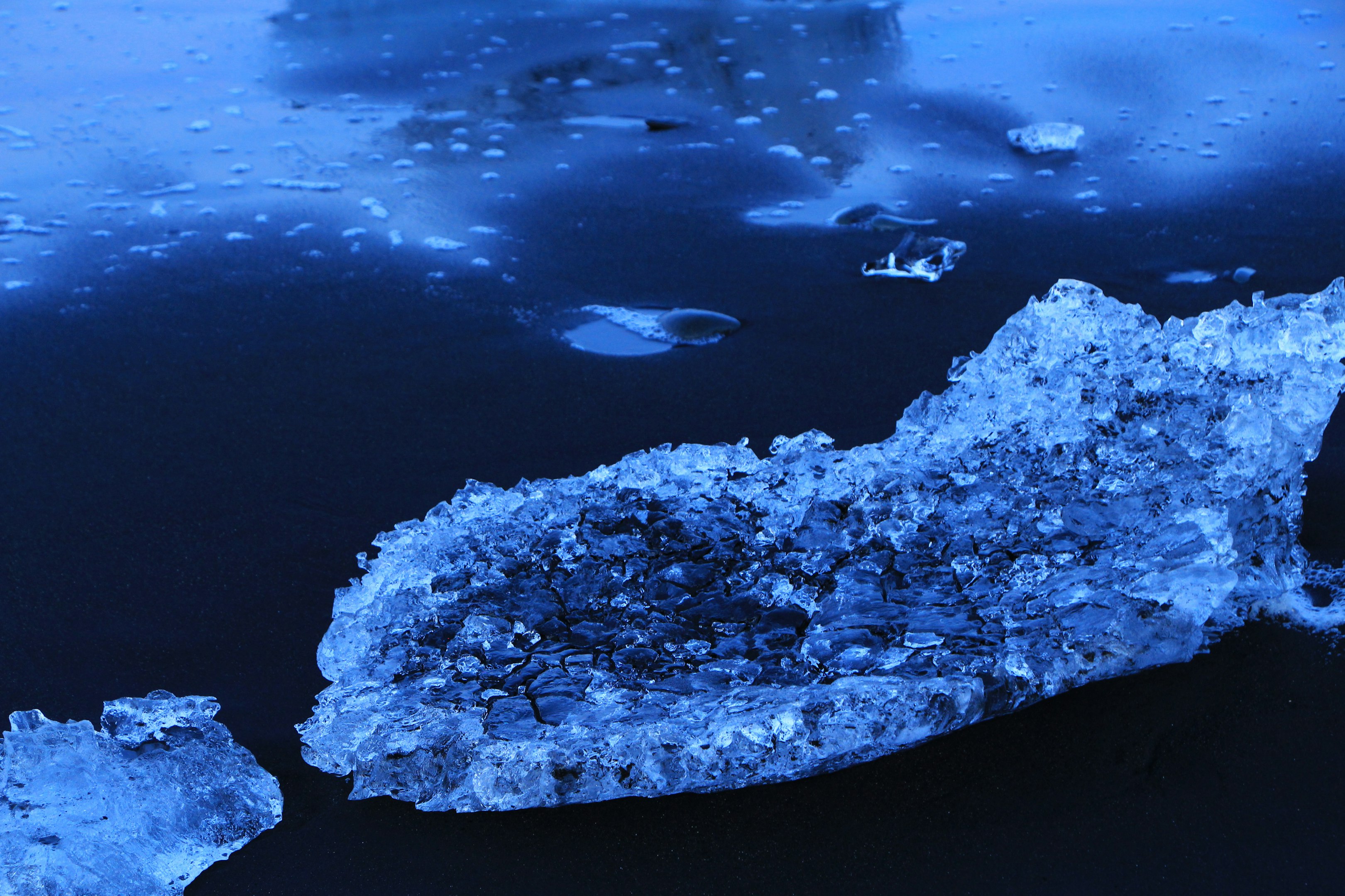 iceberg en cuerpo de agua