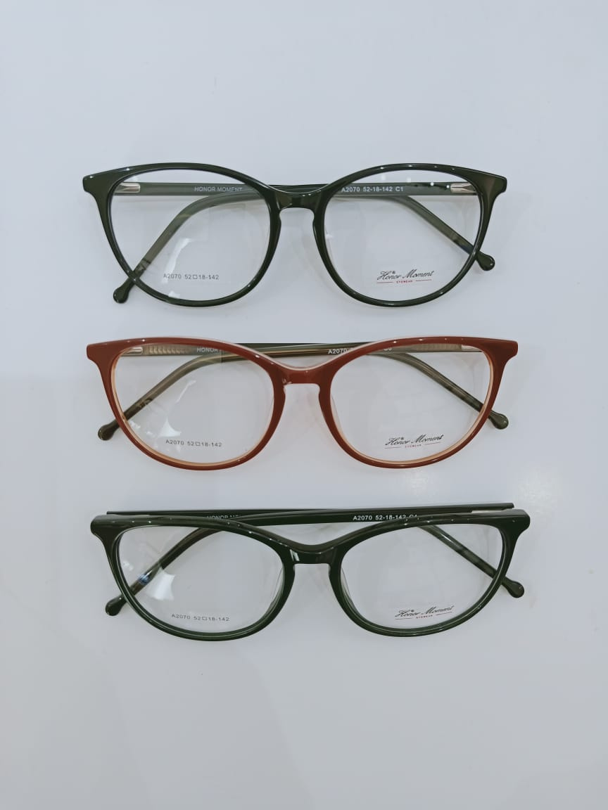 Modelo: A2070
Colores: Negro, Cafe