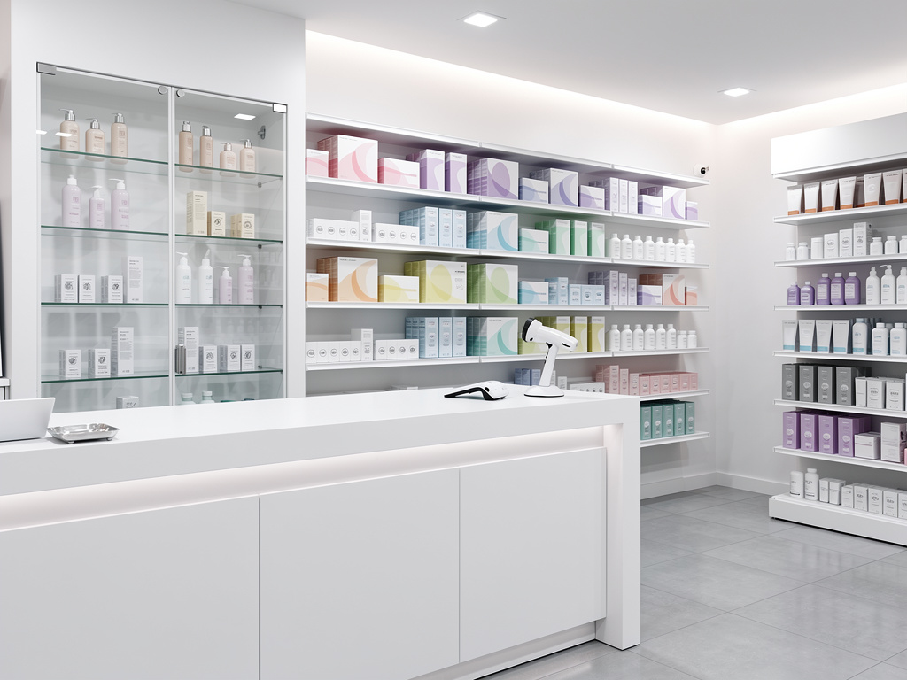 Interior de farmacia moderna con mostrador blanco, vitrinas de vidrio y estanterías llenas de productos de cuidado personal y medicamentos