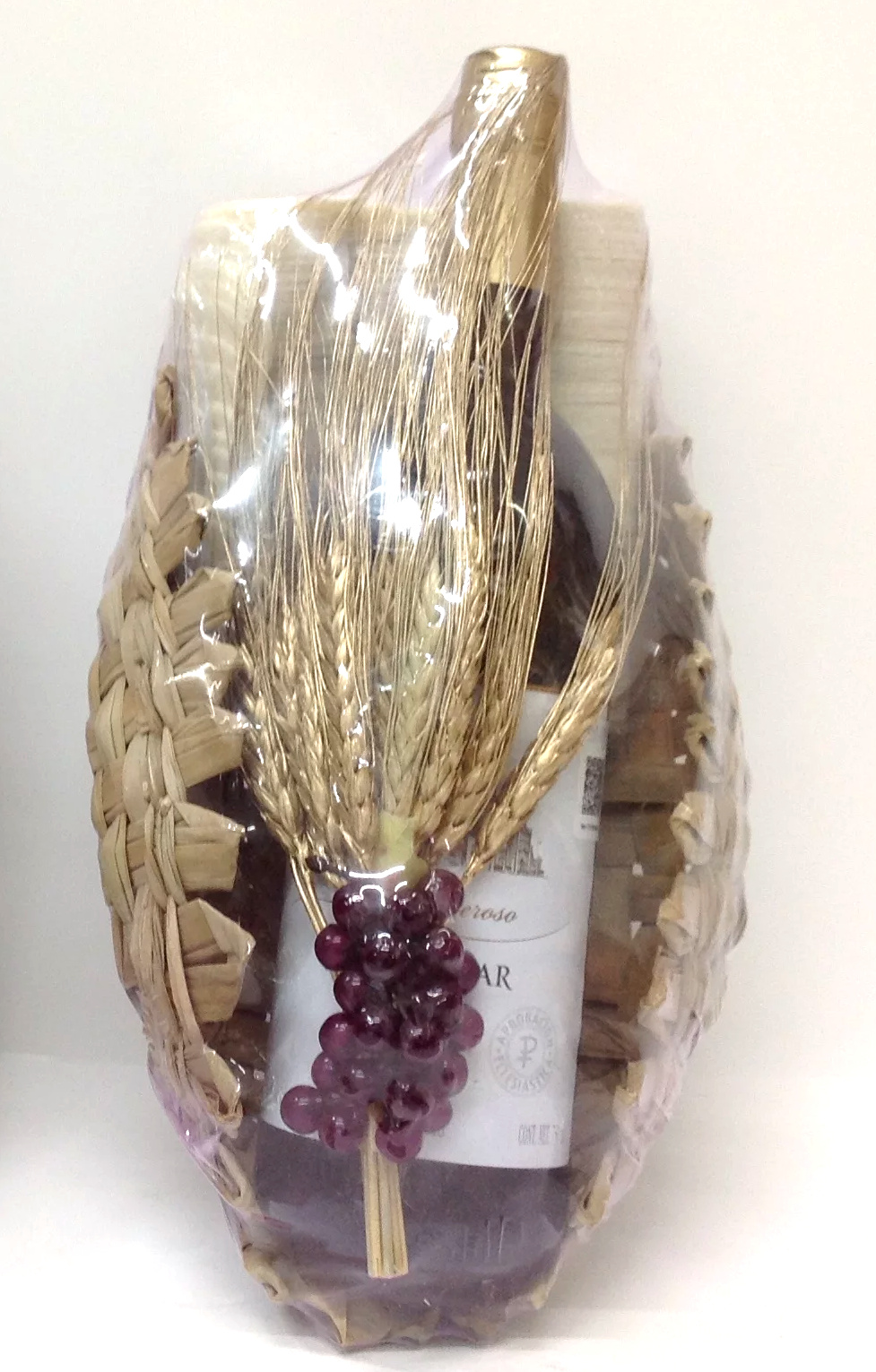 UN PAQUETE DE HOSTIA CHICO, VINO DOMECQ, CANASTO CON ARREGLO