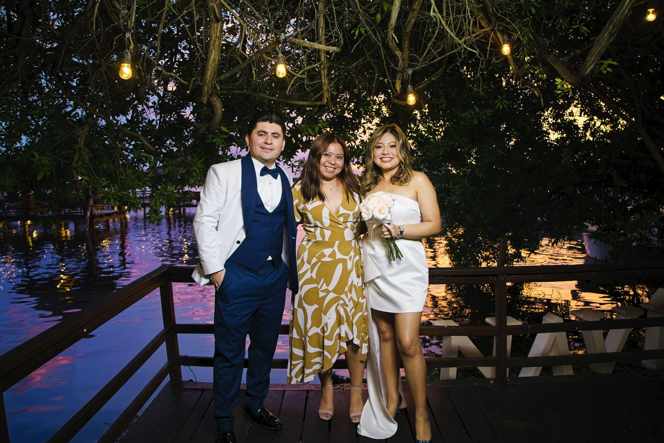 https://0201.nccdn.net/1_2/000/000/09c/3b7/luxartifices-wedding-navios-cancun-bride-and-groom-sunset047.jpg