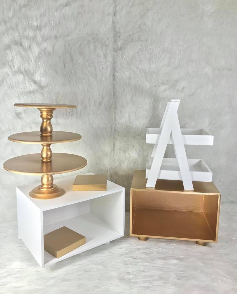 Bases tipo Tv para la mesa de Dulces 
24 cm Altura  
40 cm largo 
$30.000 
Precio Unitario
Base redonda para Postres
Color Dorado  3 niveles
Alquiler $ 30.000
Bases de Postres Cuadradas  Pequeñas $10.000
