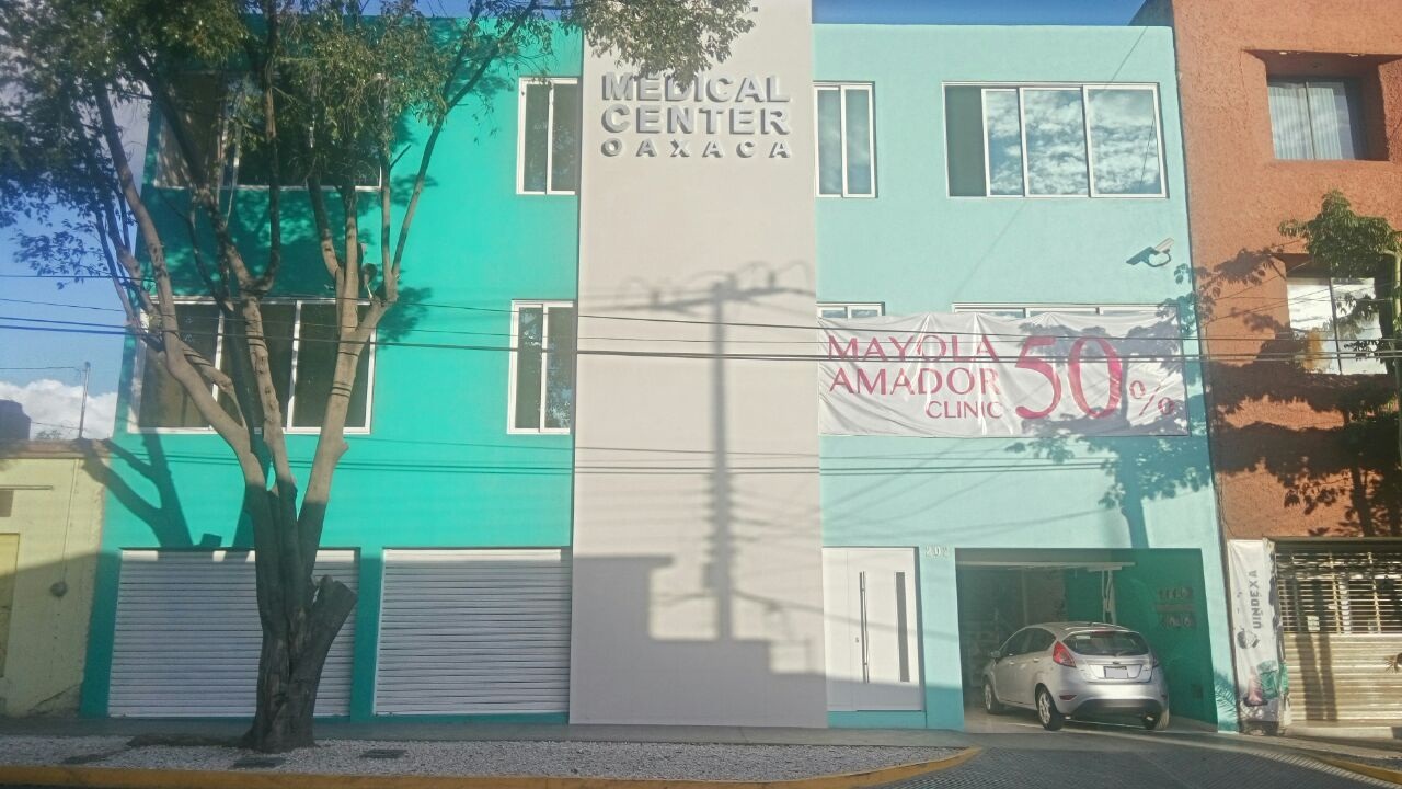 Ventanas linea española serie 1400 en aluminio tono blanco con cristal de control solar verde.