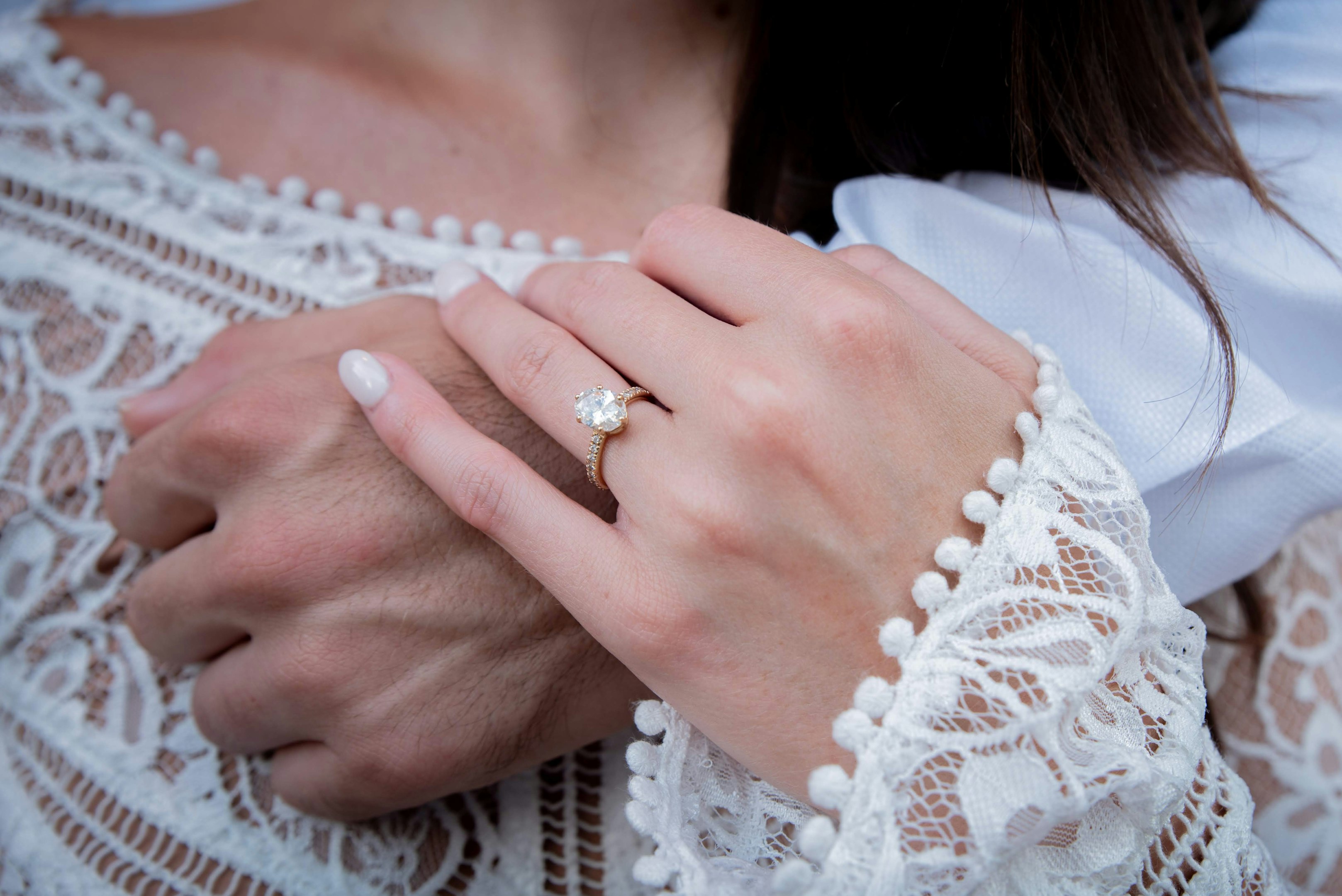 mujer usando anillo de diamantes de oro