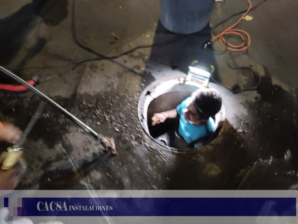 Trabajo de desazolve en Costco Interlomas.
