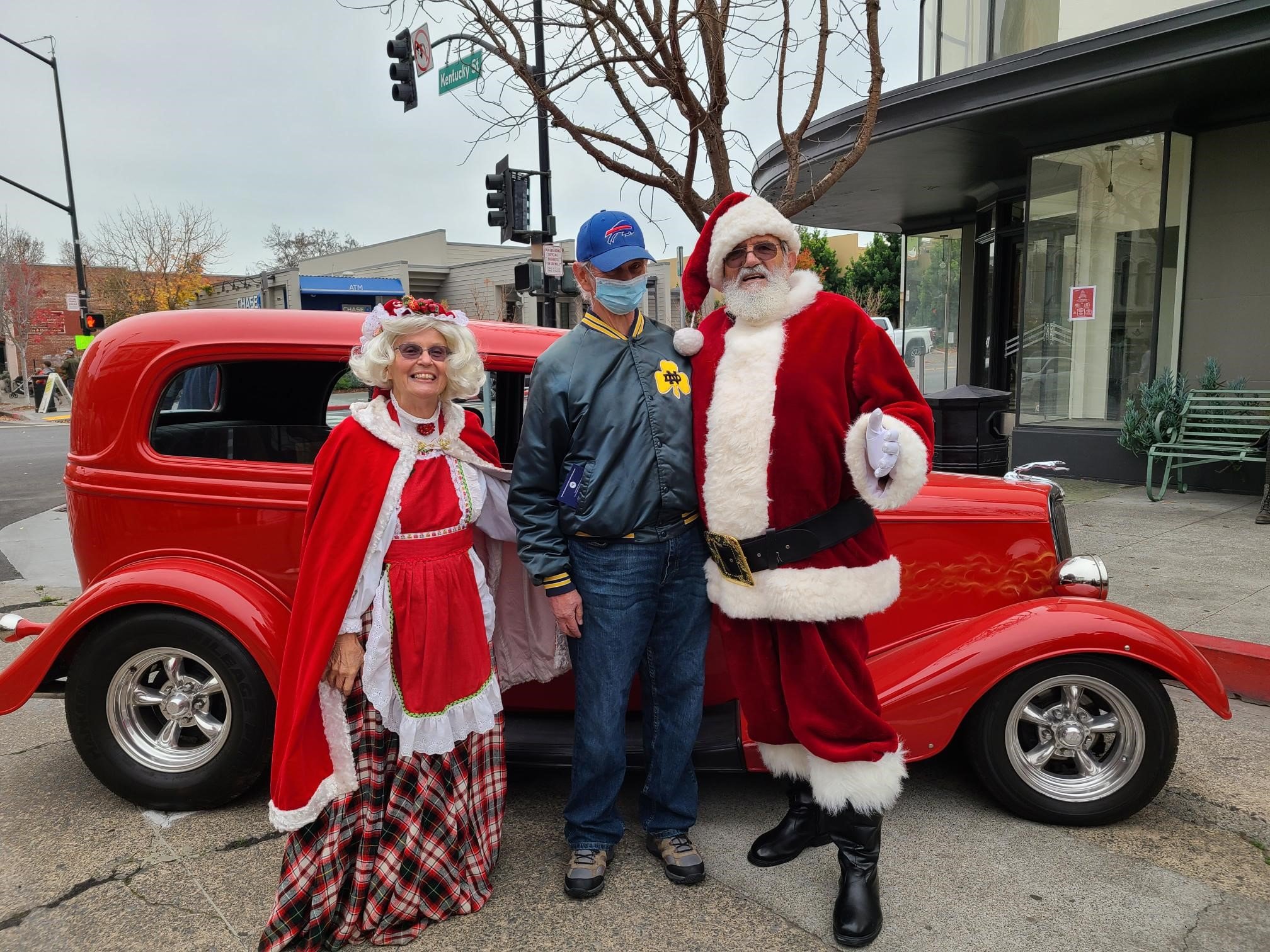 https://0201.nccdn.net/1_2/000/000/09d/5aa/2021-holiday-open-house-santa---mrs.-claus.jpg