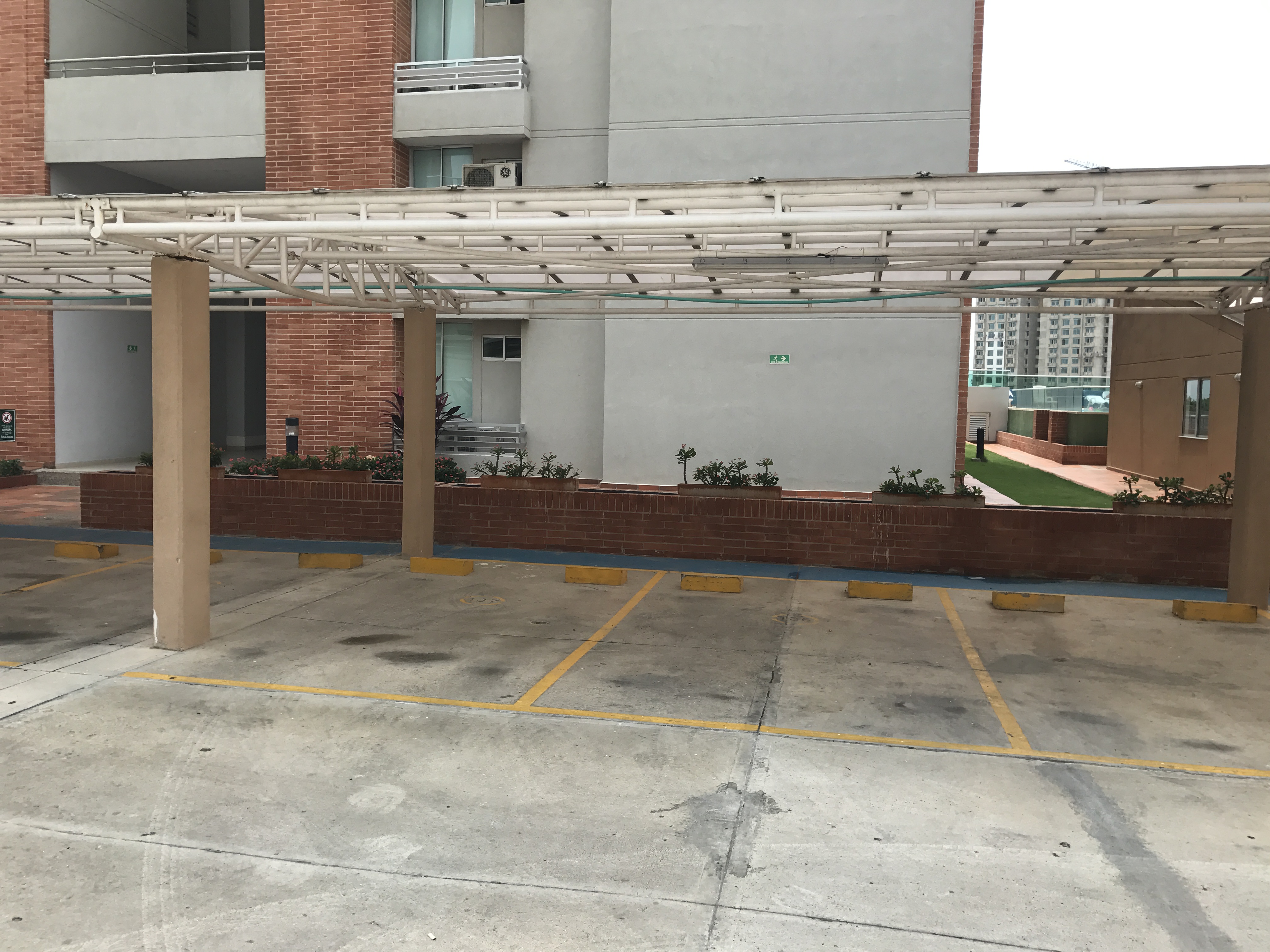 https://0201.nccdn.net/1_2/000/000/09d/a77/parqueadero-visitantes-2.jpg