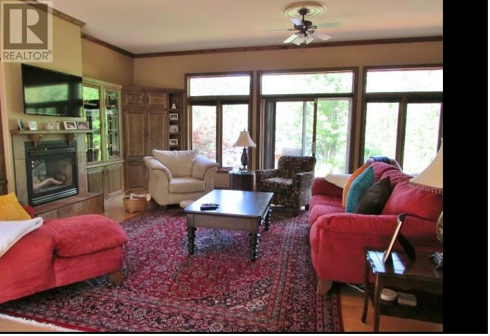 Living Room 
photo 2