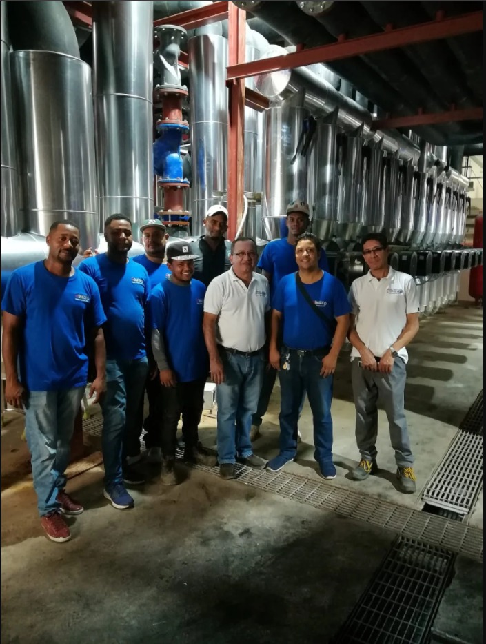 Nuestro equipo en sala de maquinas.