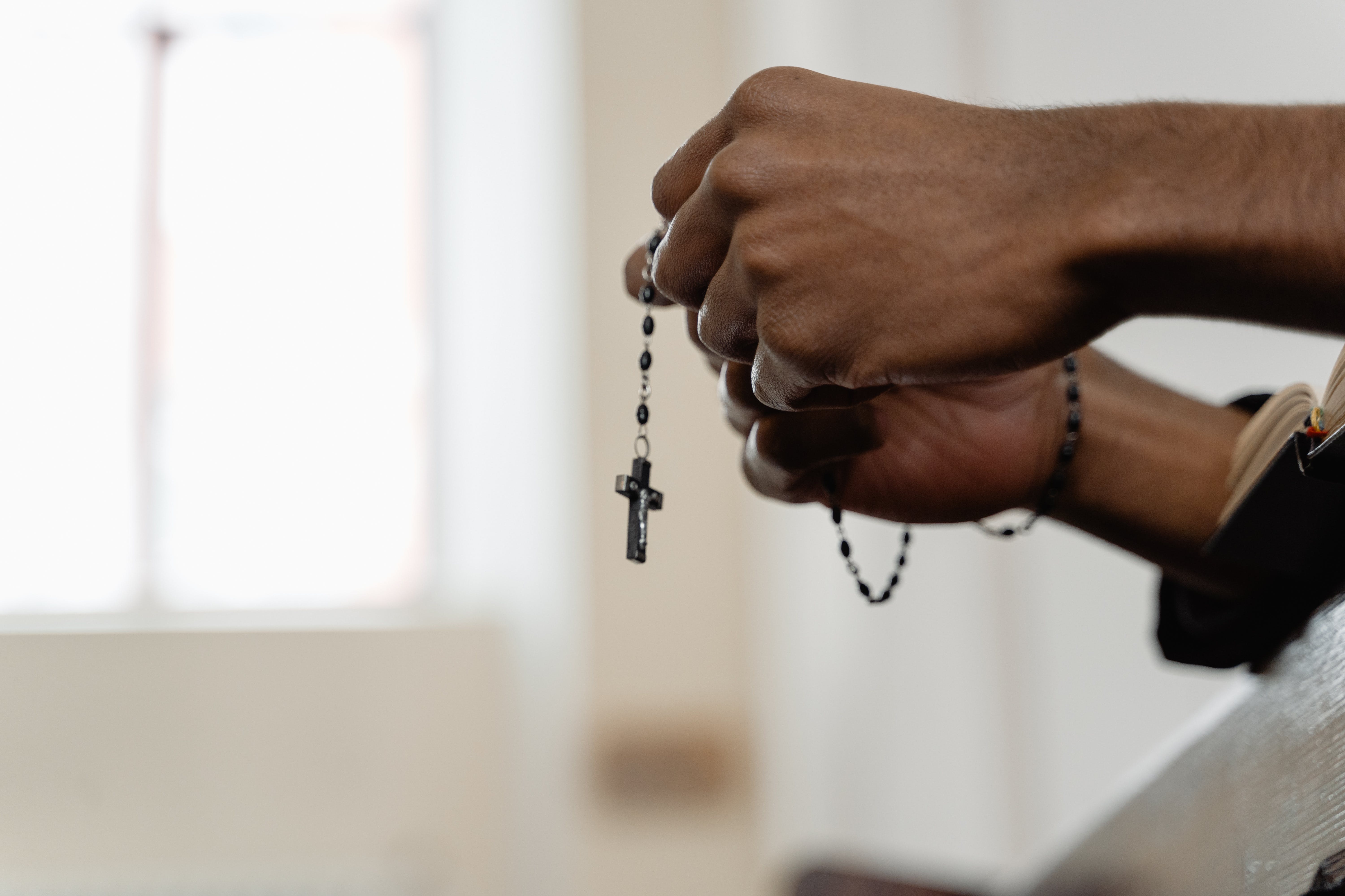 https://0201.nccdn.net/1_2/000/000/09d/dbc/prayer-rosary.jpg