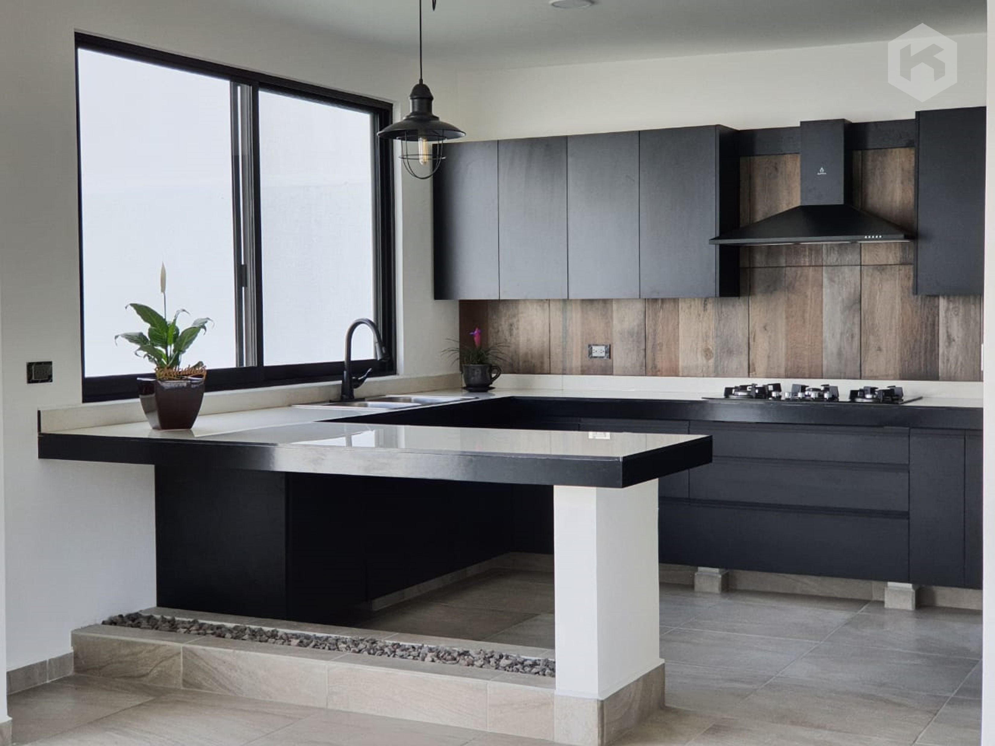 KREAR: Cocina de Alta Gama con Barra desayunador y Estética de Revista, fusiona texturas rústicas con elementos modernos