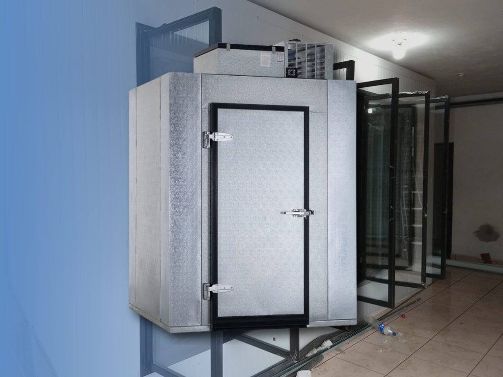 Estantería de supermercado con botellas y tarros de productos alimenticios, iluminación fluorescente y piso de concreto.