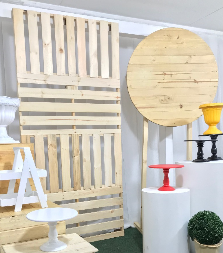 Circulo Efecto 3D Enchapado con Caballete
Alto 2.20
Diametro 1m
$50.000
Pared De Tablilla Invertida
Altura 2.20m X 1.04m
$50.000 Alquiler