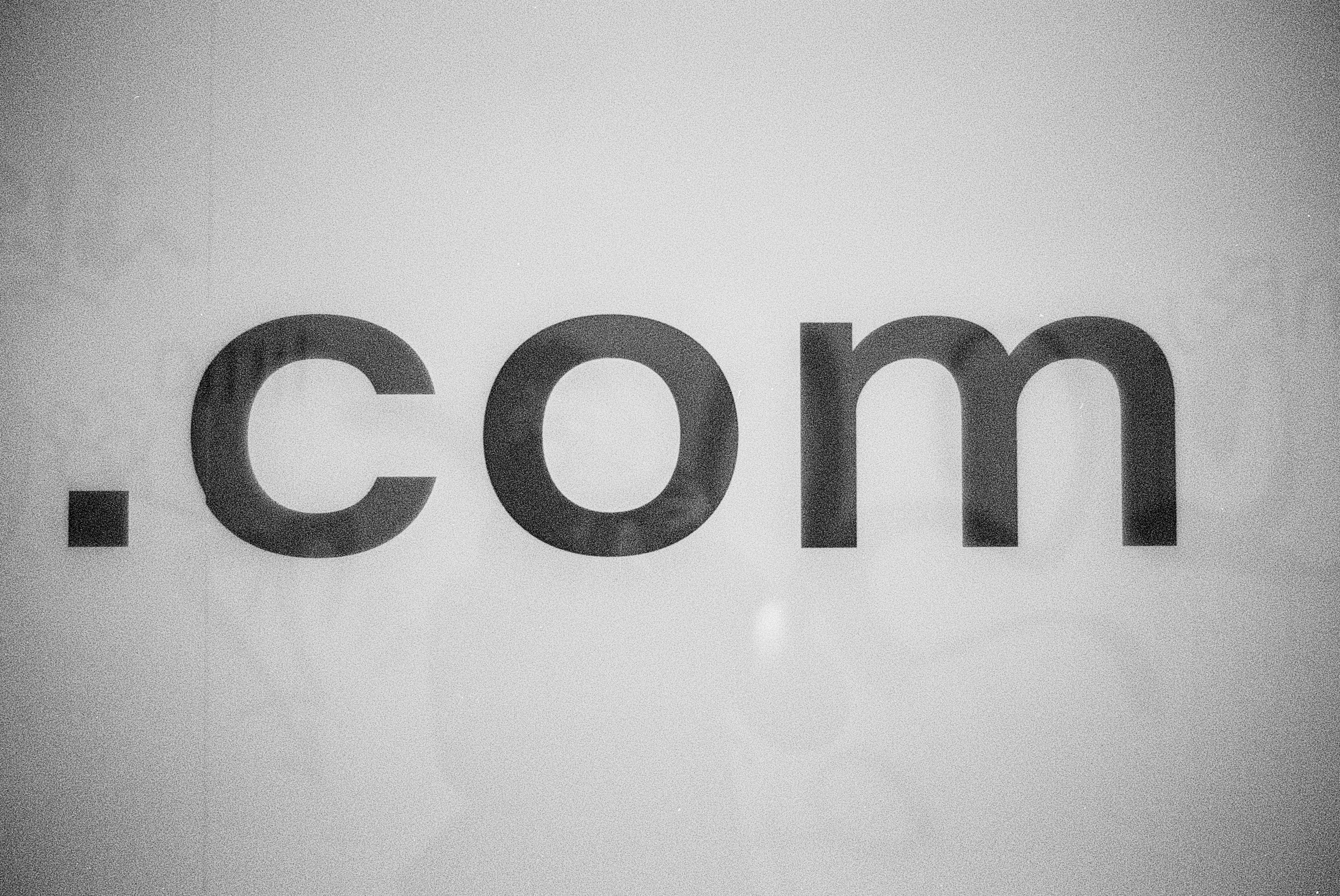 una foto en blanco y negro de la palabra comm