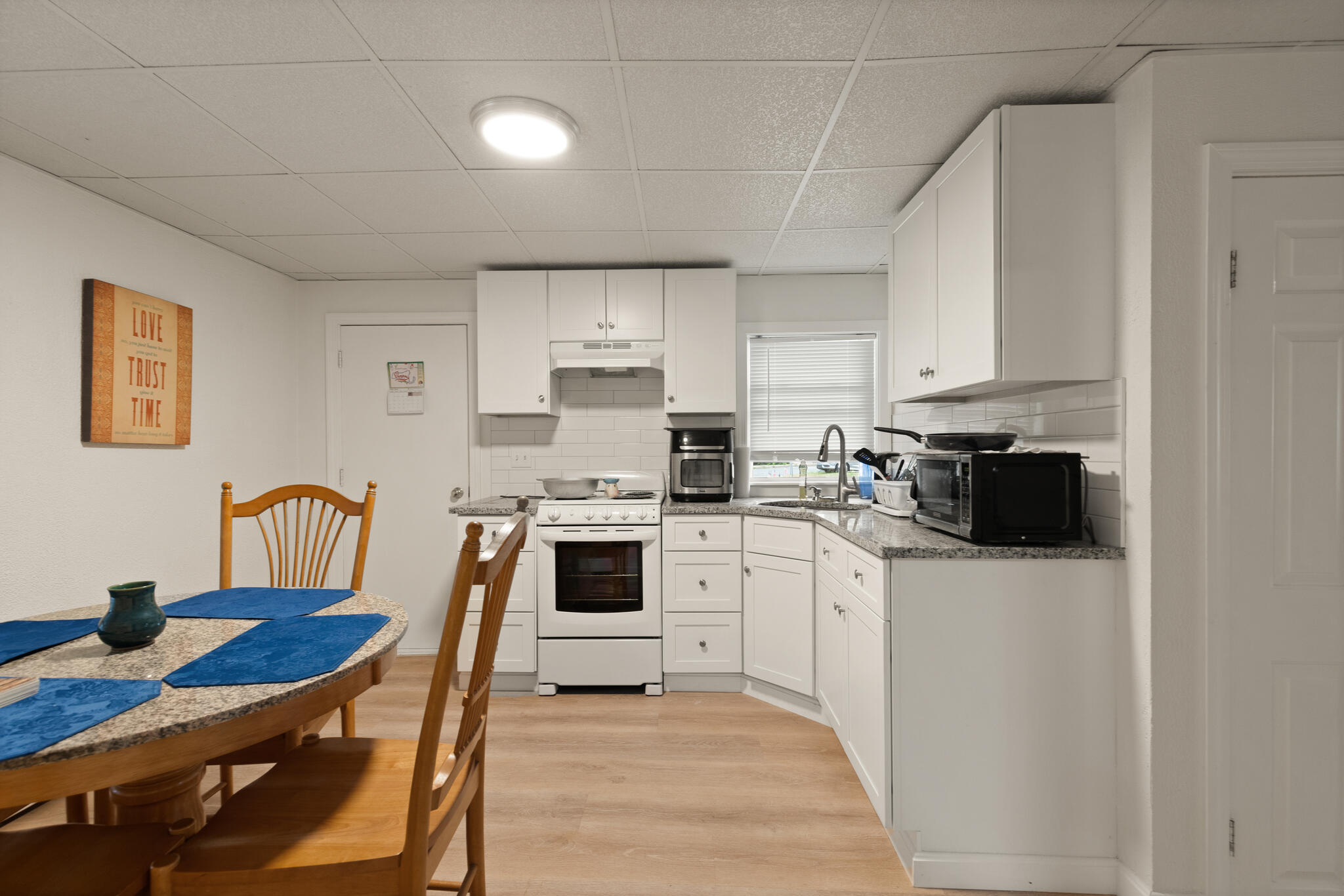 https://0201.nccdn.net/1_2/000/000/09e/e00/7-bridge-st-danvers-ma-01923-usa-017-027-kitchen6-mls_size.jpg