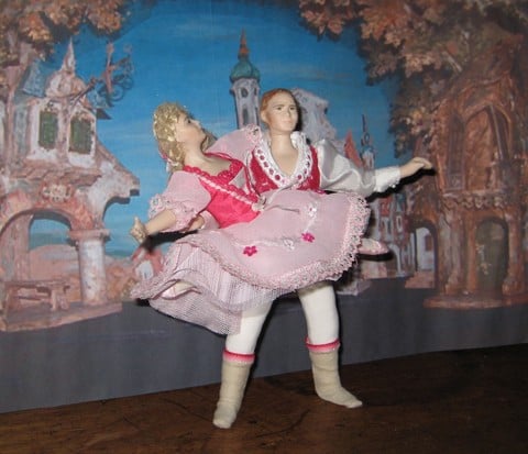 PAS DE DEUX 
POSED WITHOUT STANDS
ALL CLOTHING REMOVABLE
STANDARD 12TH SCALE DOLLS