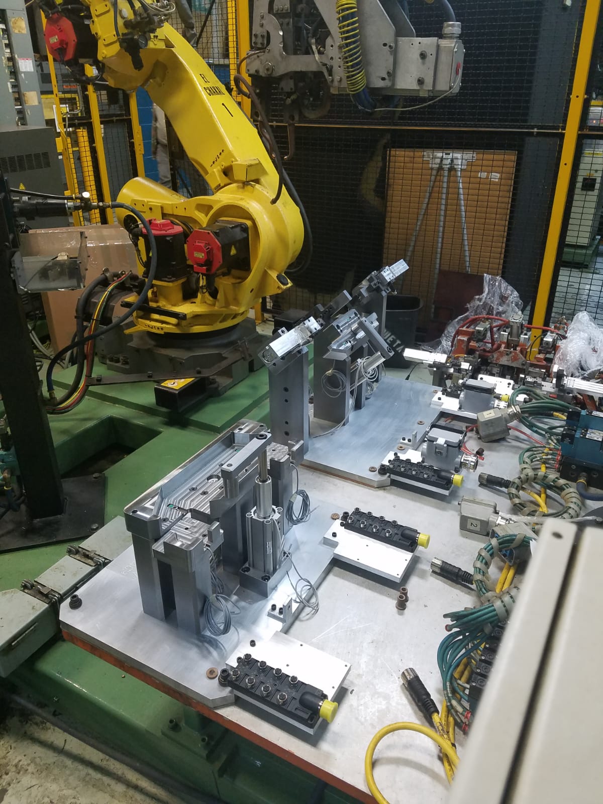 Sala de reuniones moderna con mesa redonda de madera, sillas blancas, plantas decorativas y gran ventana con luz natural.