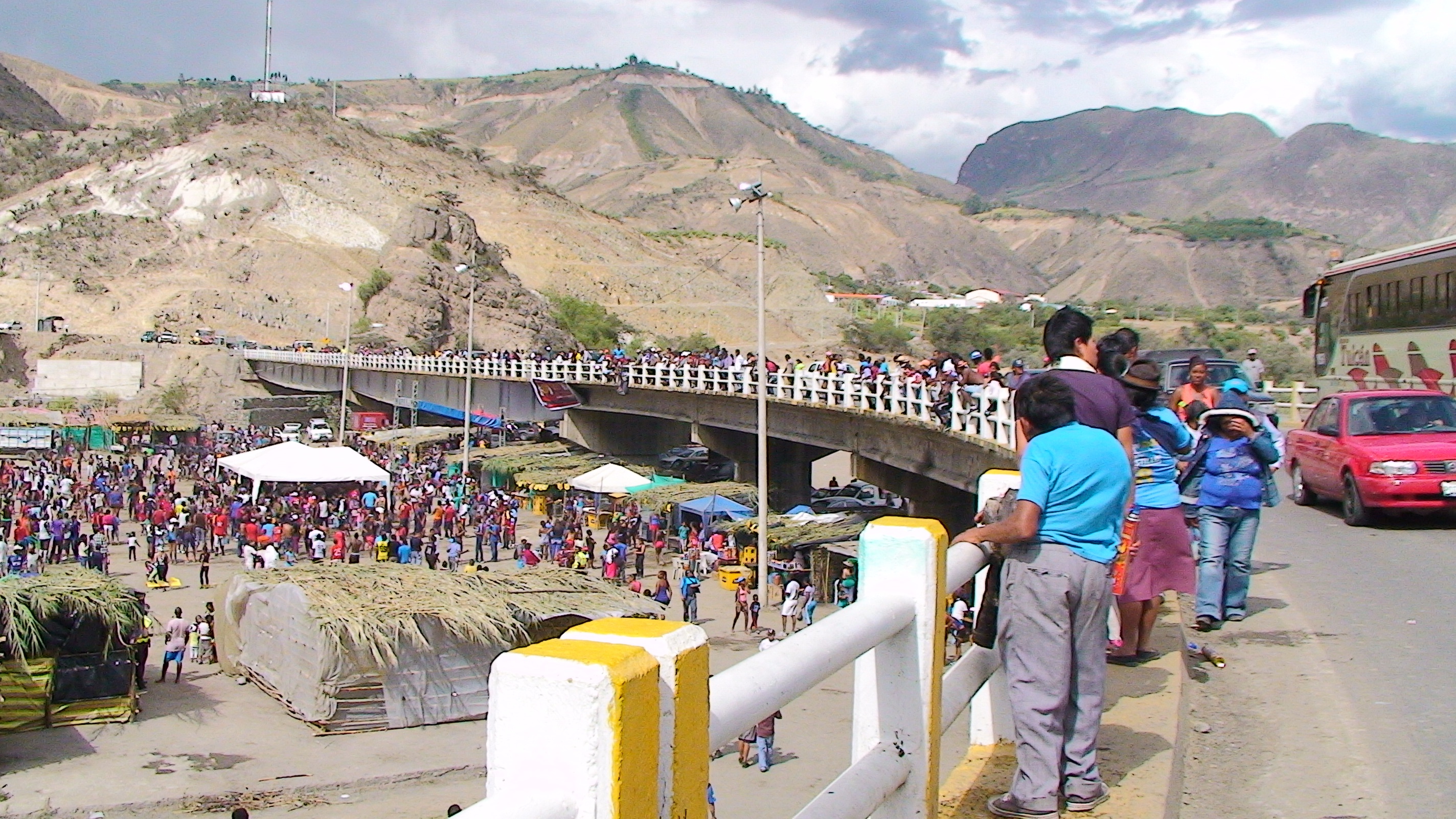 Festividades por carnaval bajo el puente emblemático de El Juncal - Olas del Río - Año:2016