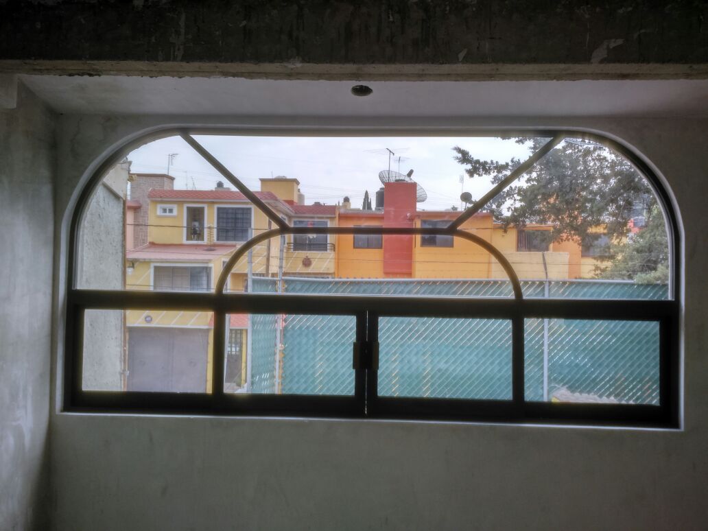 Ventana con cercho en casa.