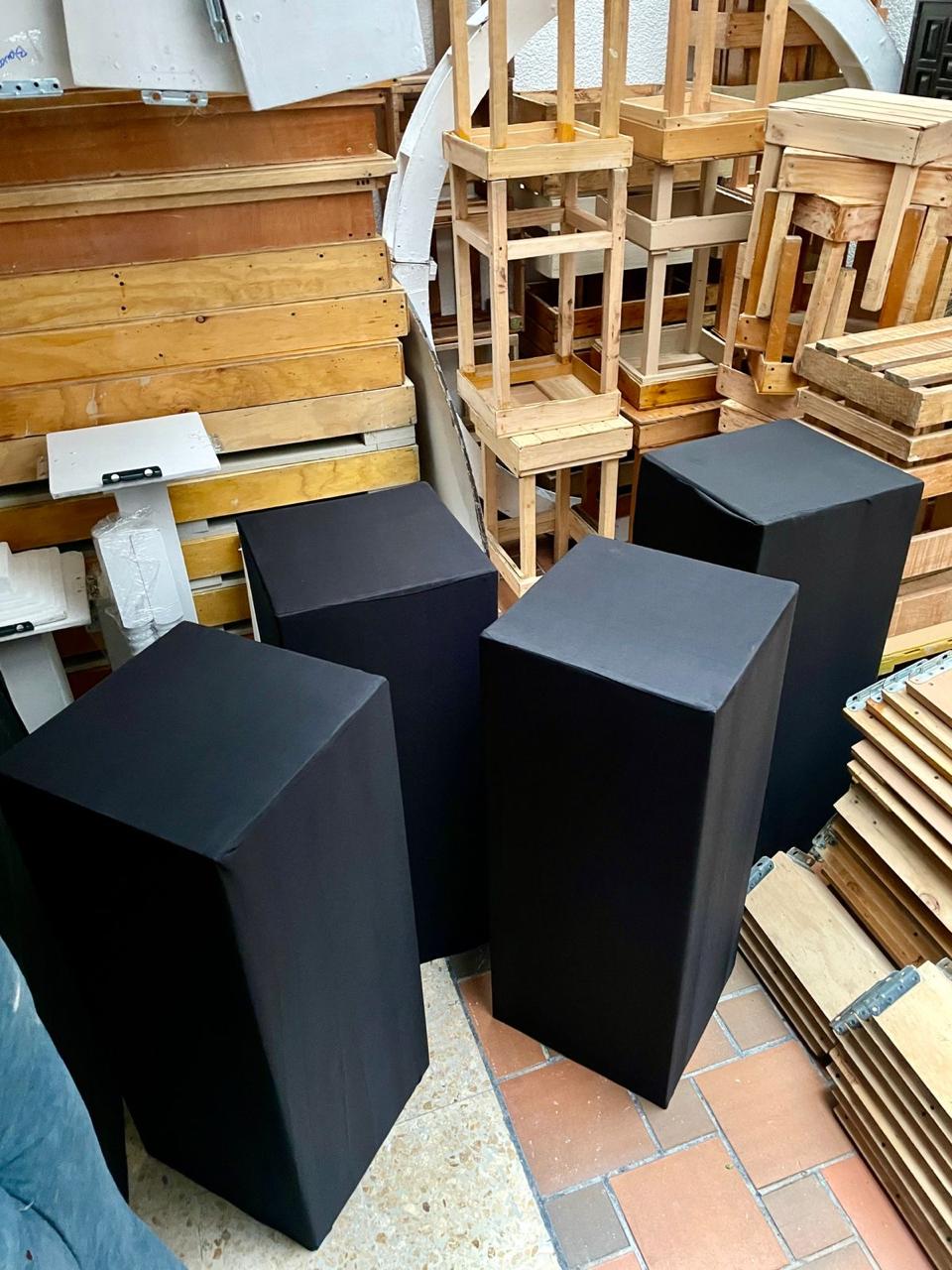 Mesa Estilo Cubo
FORRADO EN TELA DEL COLOR
Alta 1,02 M Altura .41x41cm
$ 50.000