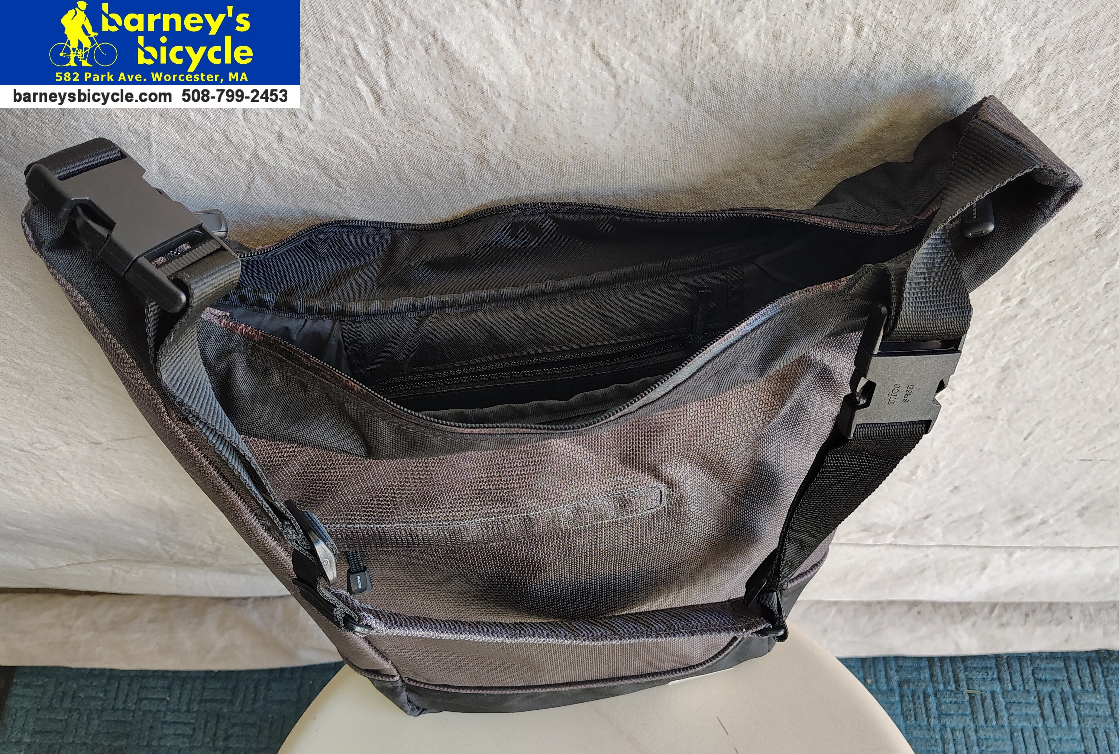 Aviner Messenger/ Pannier Bag Large 
NOS $49.00
