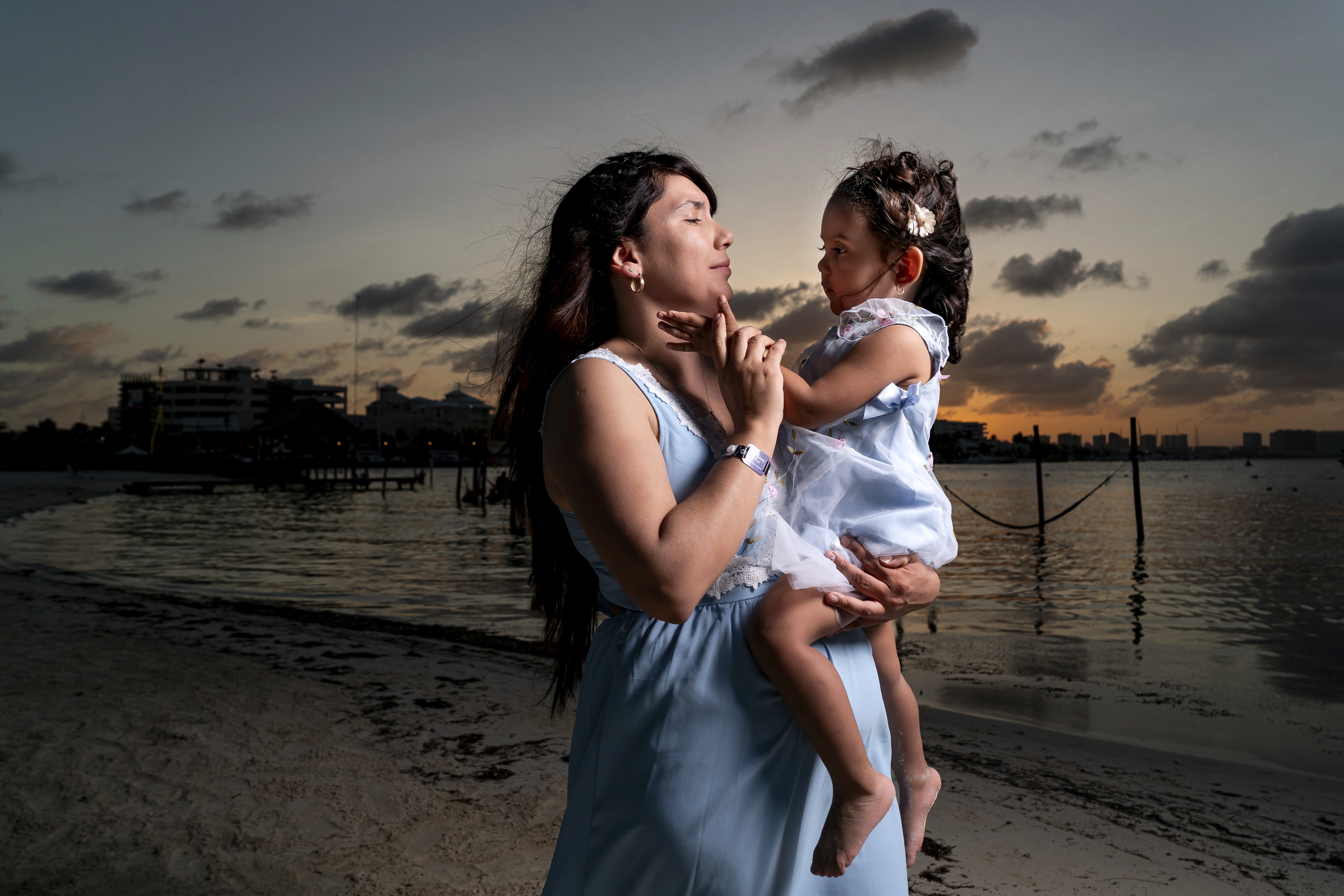 https://0201.nccdn.net/1_2/000/000/0a1/01b/luxartifices-riviera-maya-beach-family-photos0046.jpg