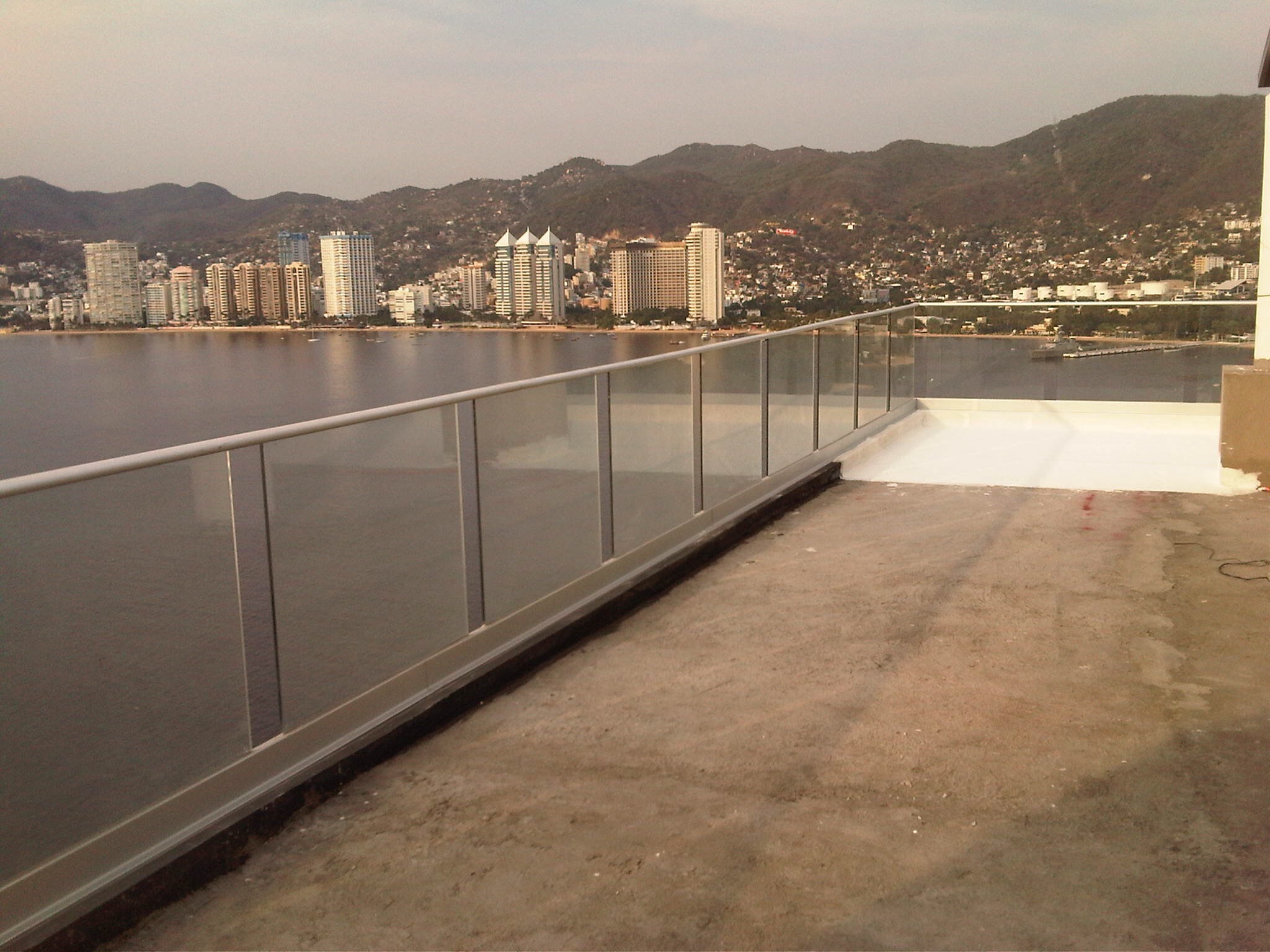 Barandal de cristal templado con costillas, Costera Guitarrón Acpulco, Guerrero.