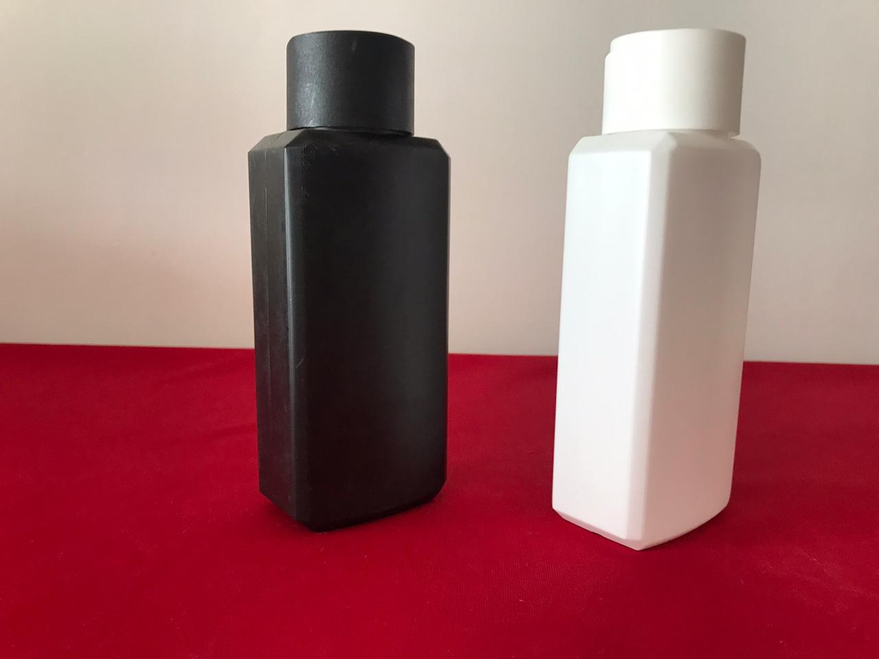 BOTELLAS POLIETILENO CUADRADA NEGRA Y BLANCA 500 ML.
