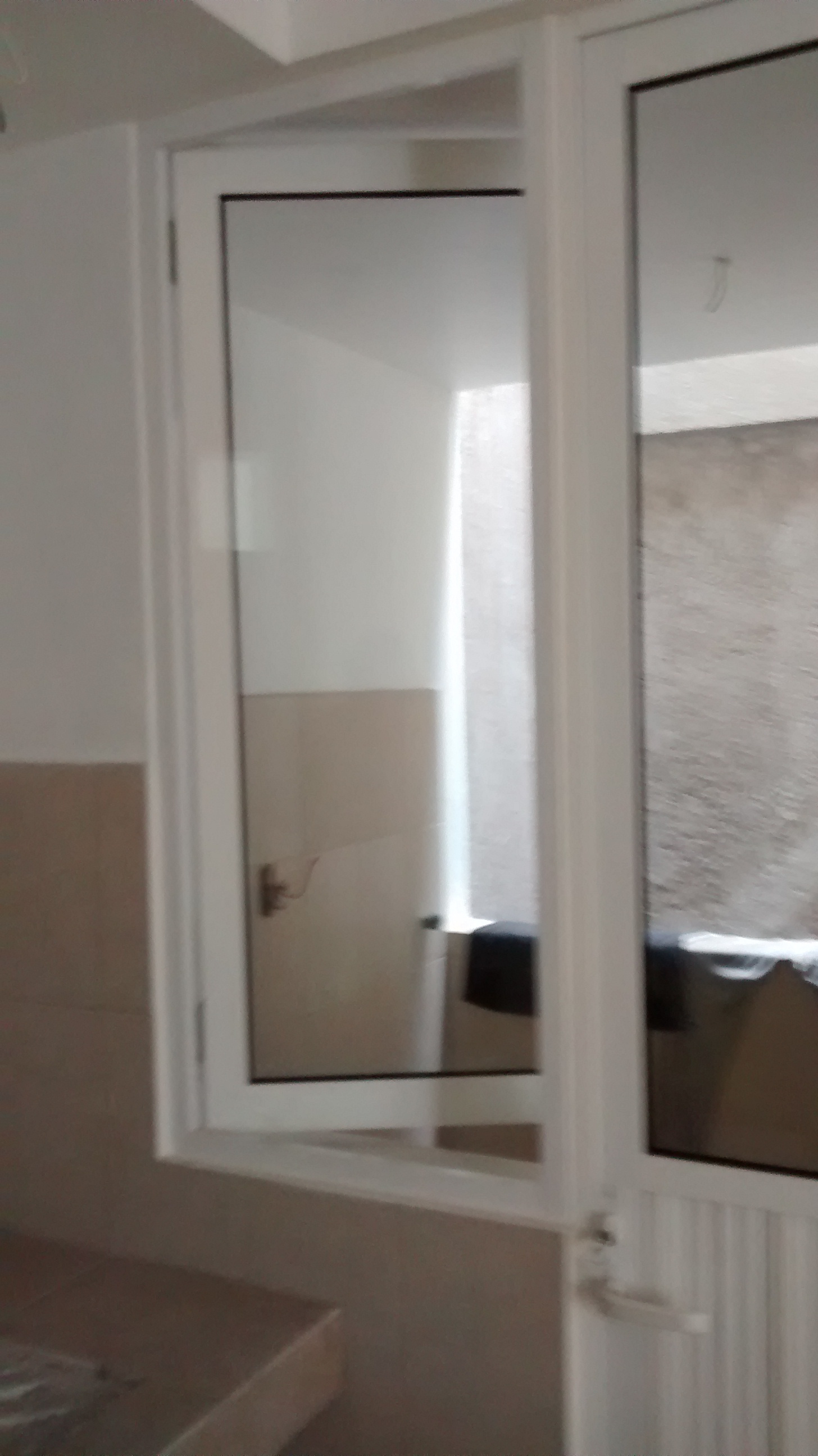 Ventana de aluminio de 3" blanco abatible