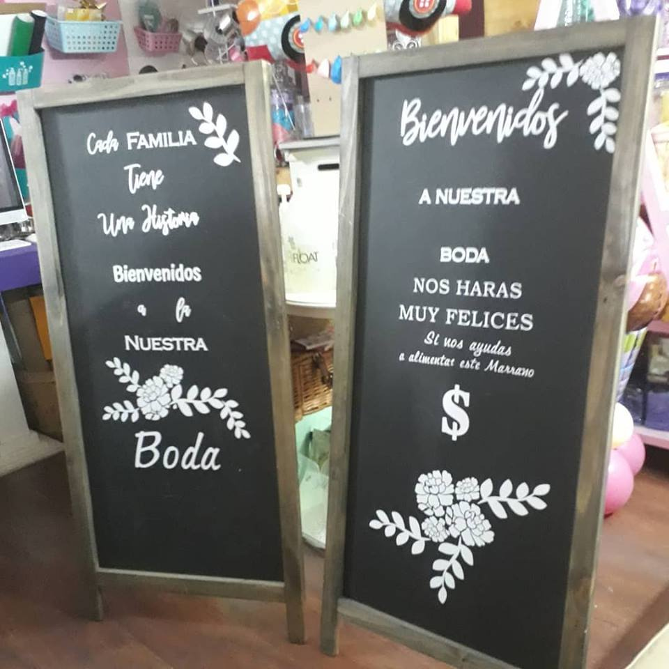 Tablero de piso Gigante 
Medidas: 
1.30 Alto x 60cm Ancho externo 
52cm Ancho Interno
Precio de alquiler $ 60.000
sin personalizar.
Costo adicional con personalización $110.000  