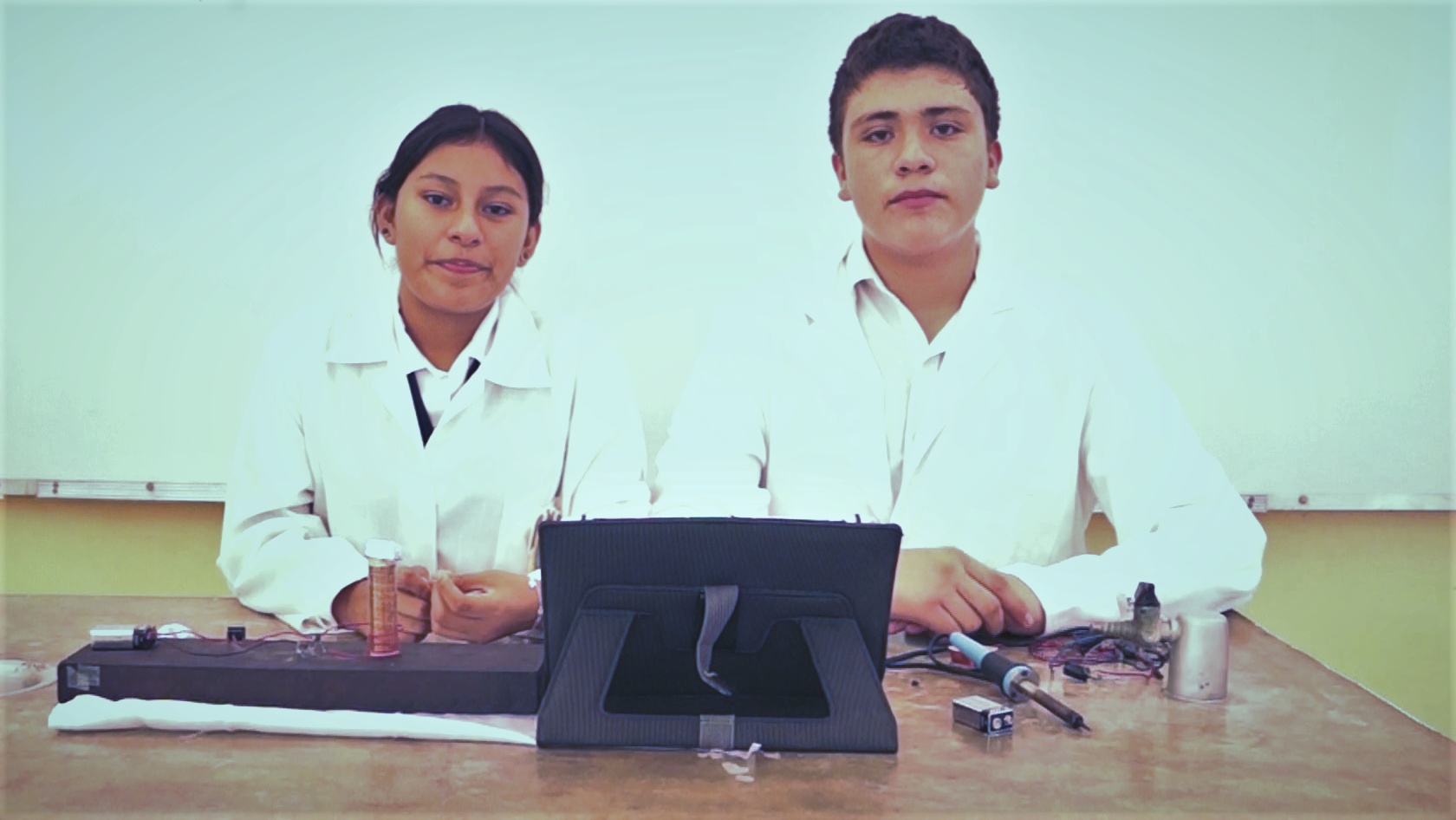 MIRIAM ALEJANDRA URBANO HERNÁNDEZ Y FRANCISCO PAÚL RINCÓN ZARAZÚA
1er. LUGAR FASE ZONAL APARATOS Y EXPERIMENTOS DE FÍSICA